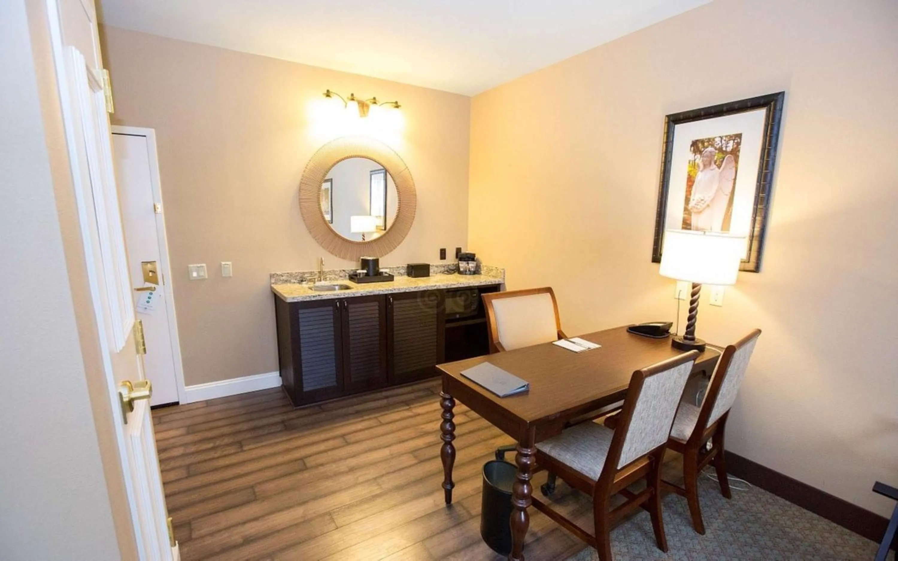Photo of the whole room in Embassy Suites Savannah Historic District