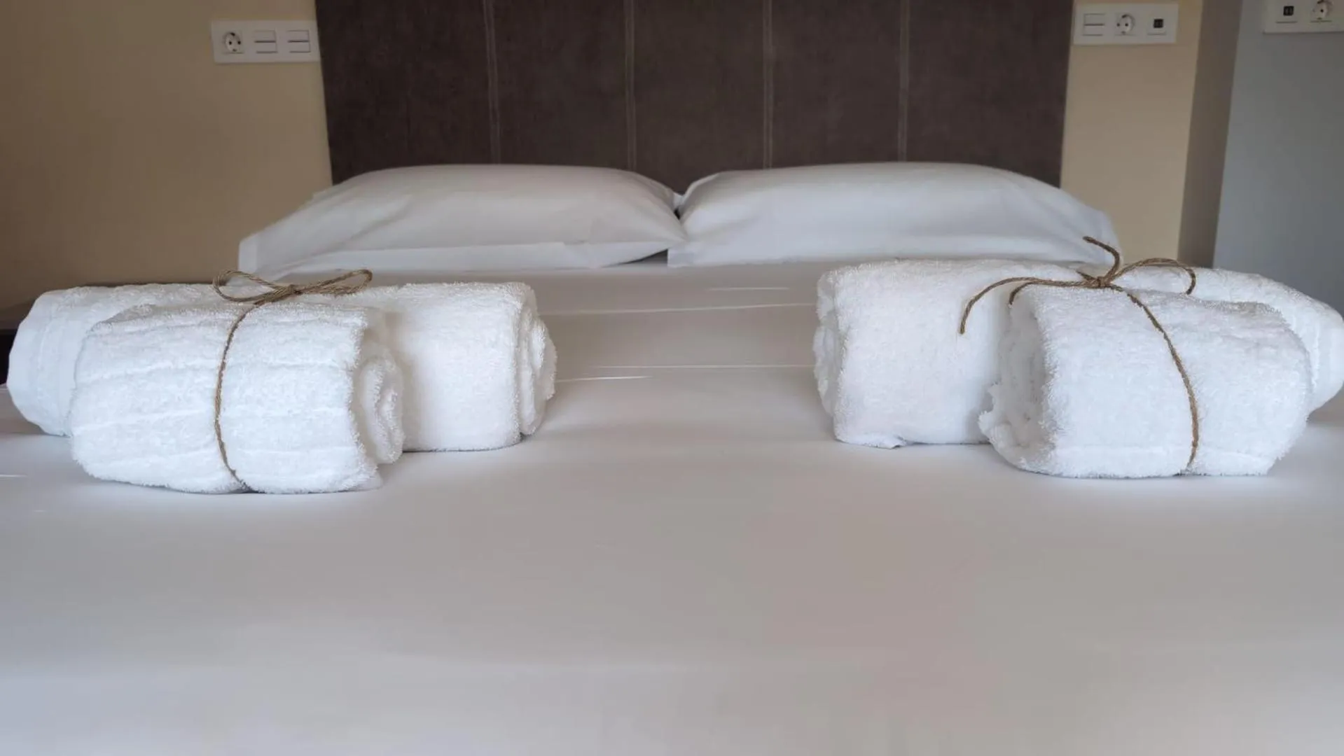 towels, Bed in Apartahotel Aranda Flex Living