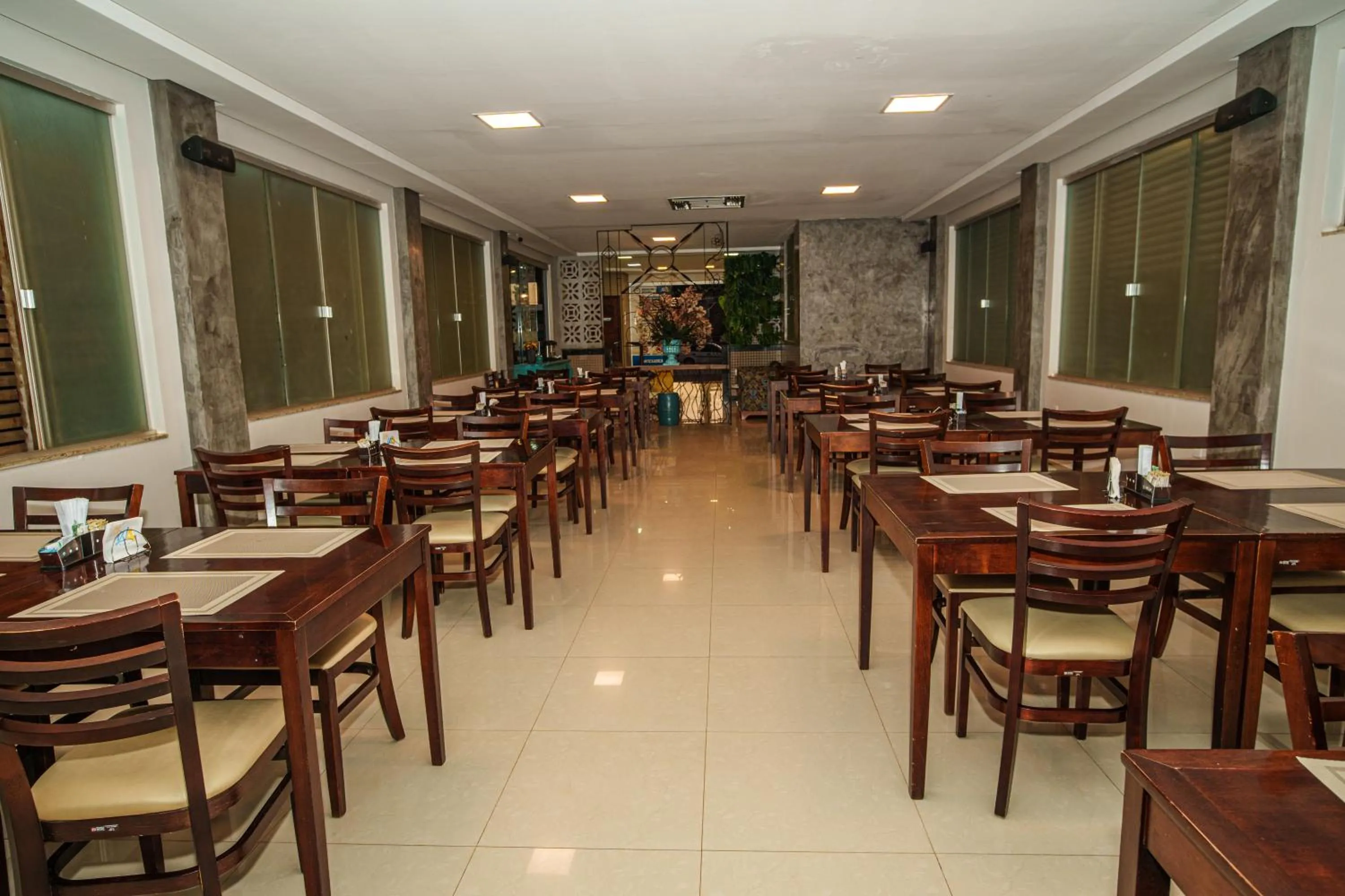 Restaurant/places to eat in W4 Hotel