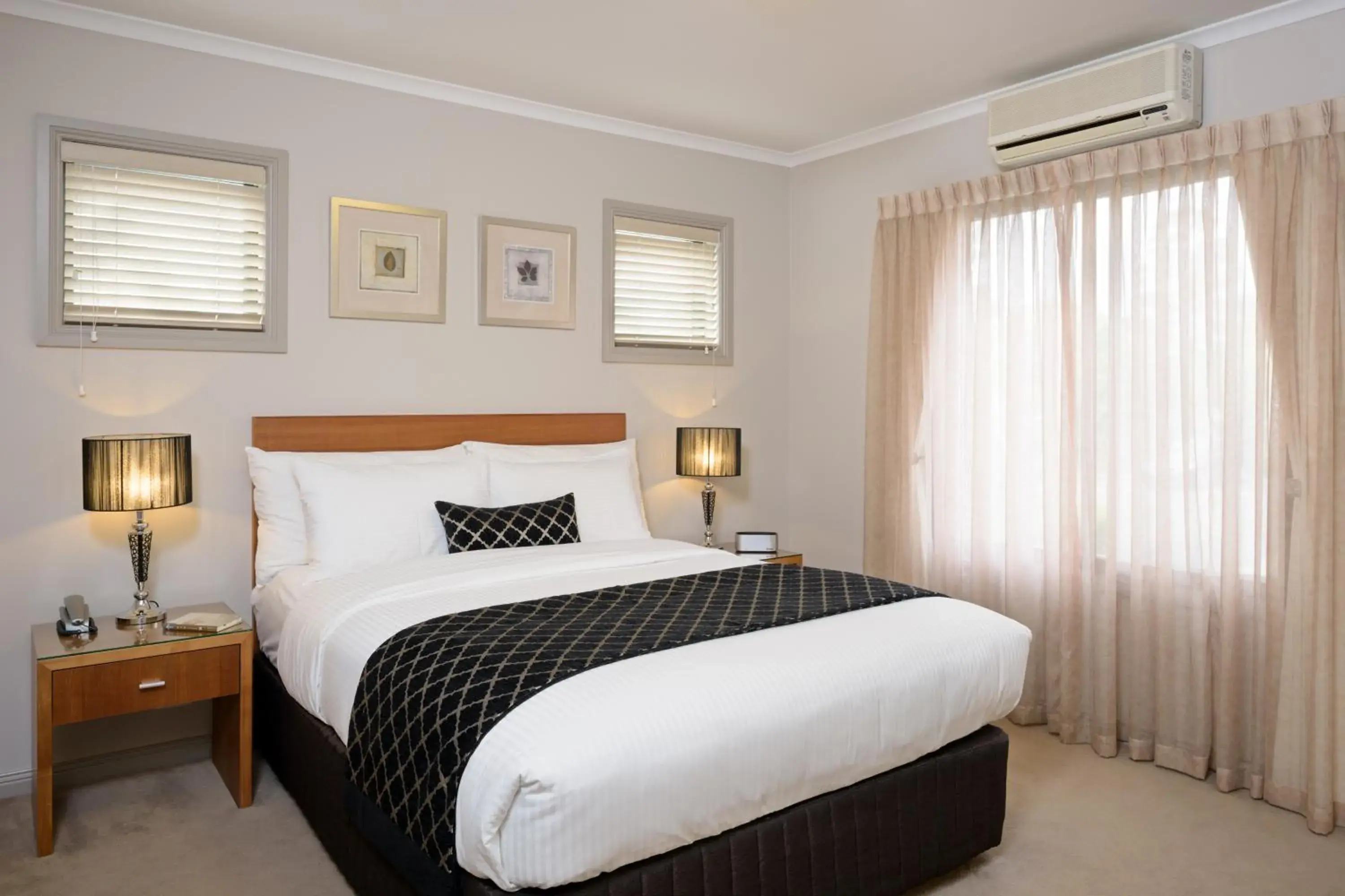 Executive One-Bedroom Apartment in Ringwood Royale Executive One-Bedroom Apartment in Ringwood Royale