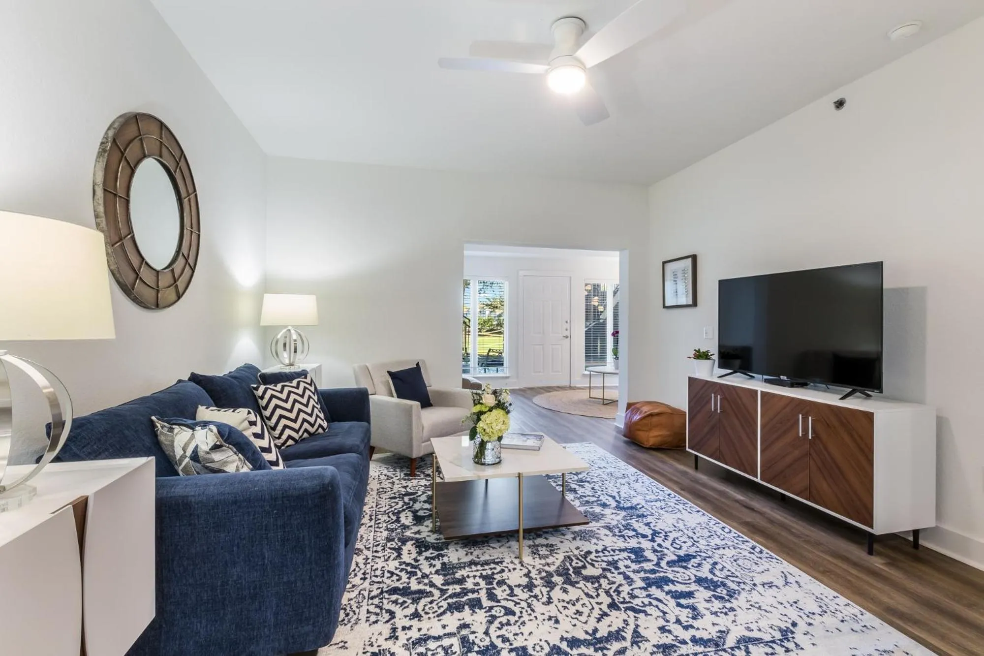 Communal lounge/ TV room in One Club Gulf Shores