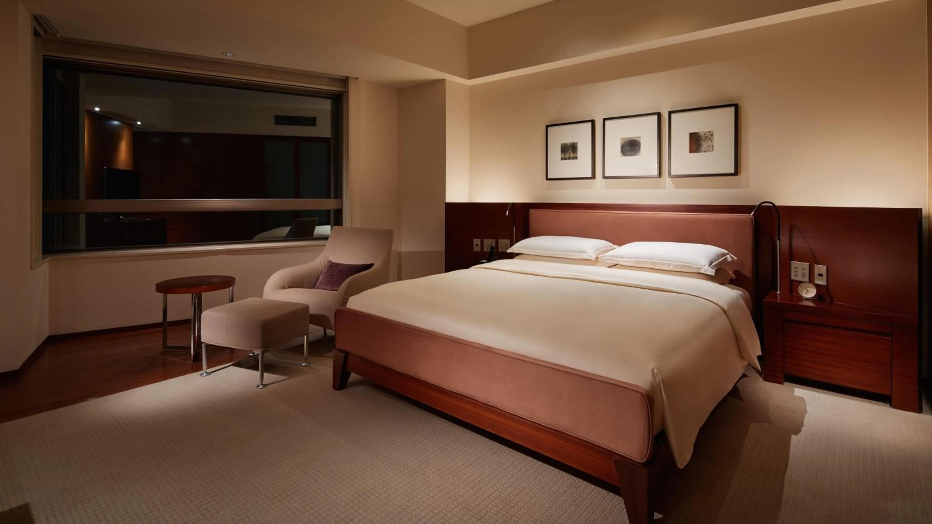 Photo of the whole room, Bed in Grand Hyatt Tokyo