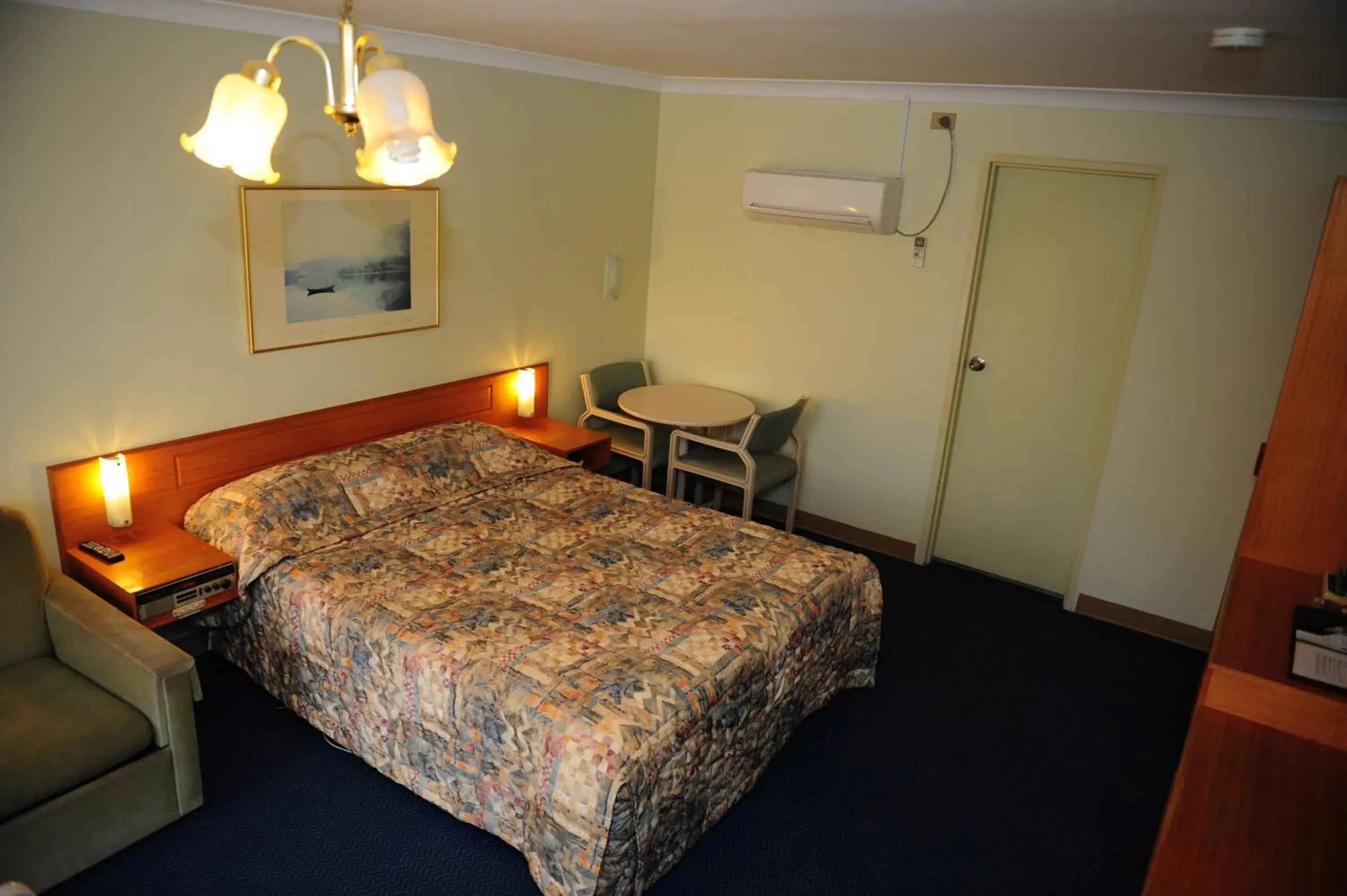Deluxe Queen Room with Spa Bath in Mildura Plaza Motor Inn Deluxe Queen Room with Spa Bath in Mildura Plaza Motor Inn