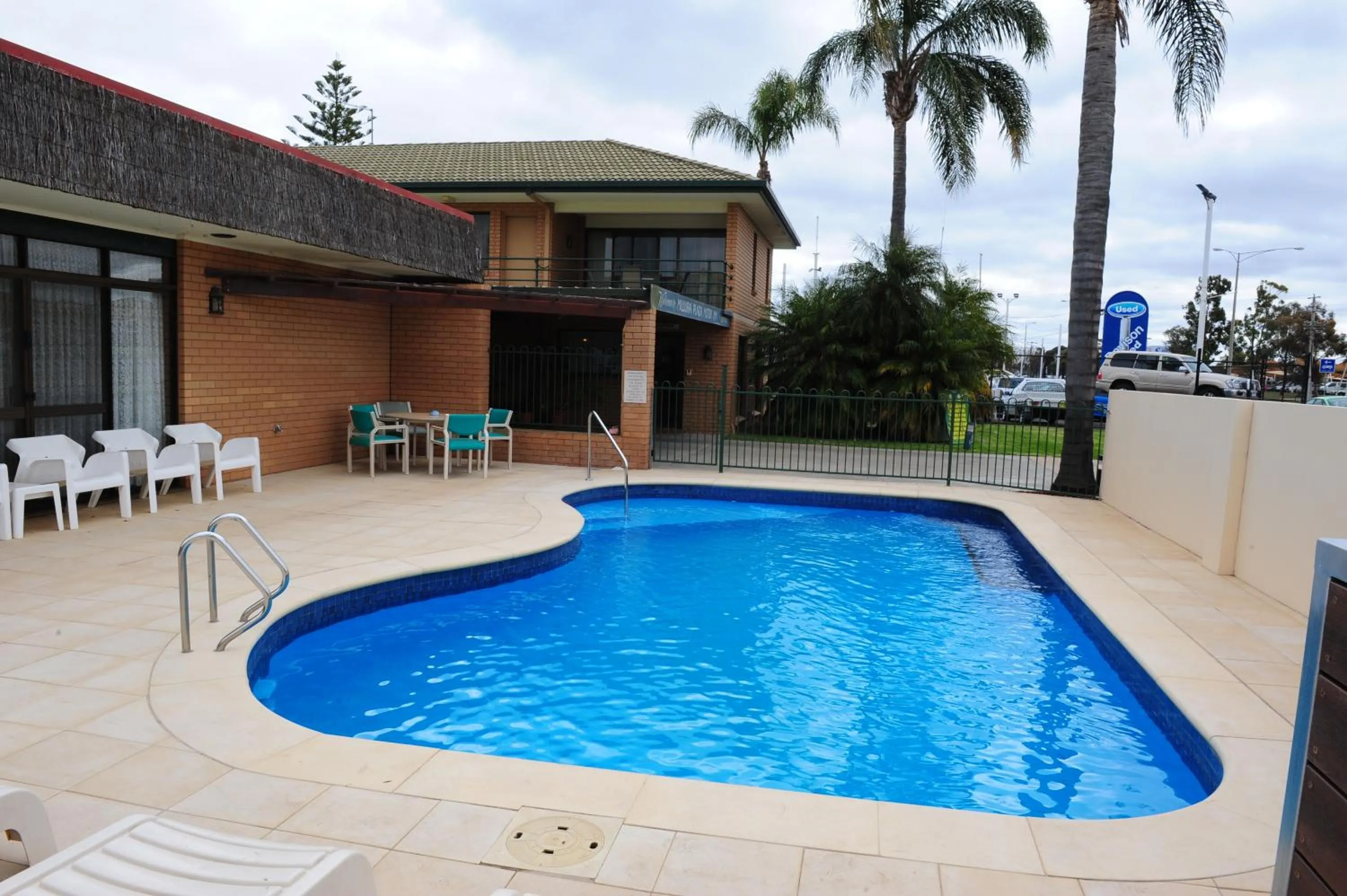 Swimming pool in Mildura Plaza Motor Inn