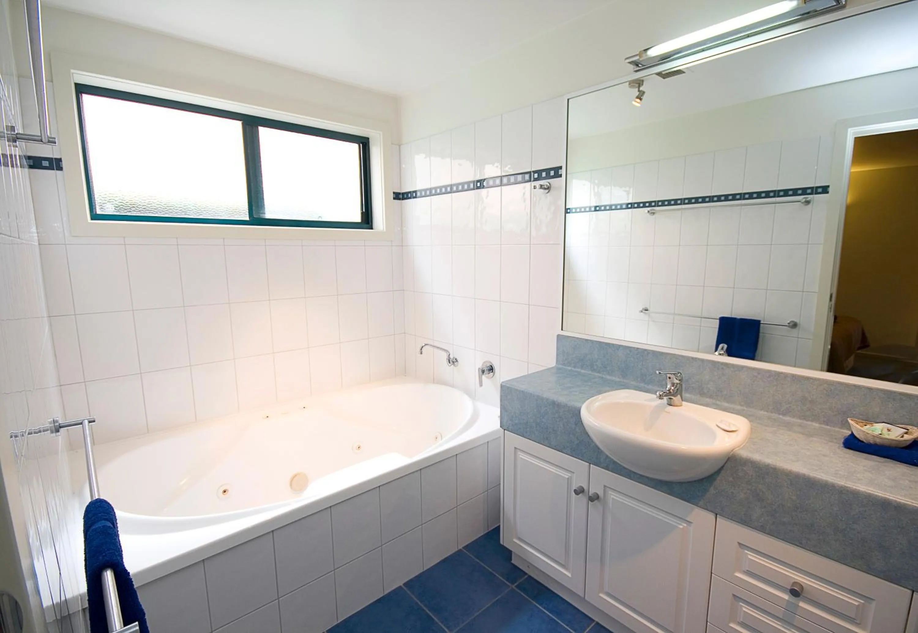 Bathroom in Anchorage Motel & Villas Lorne