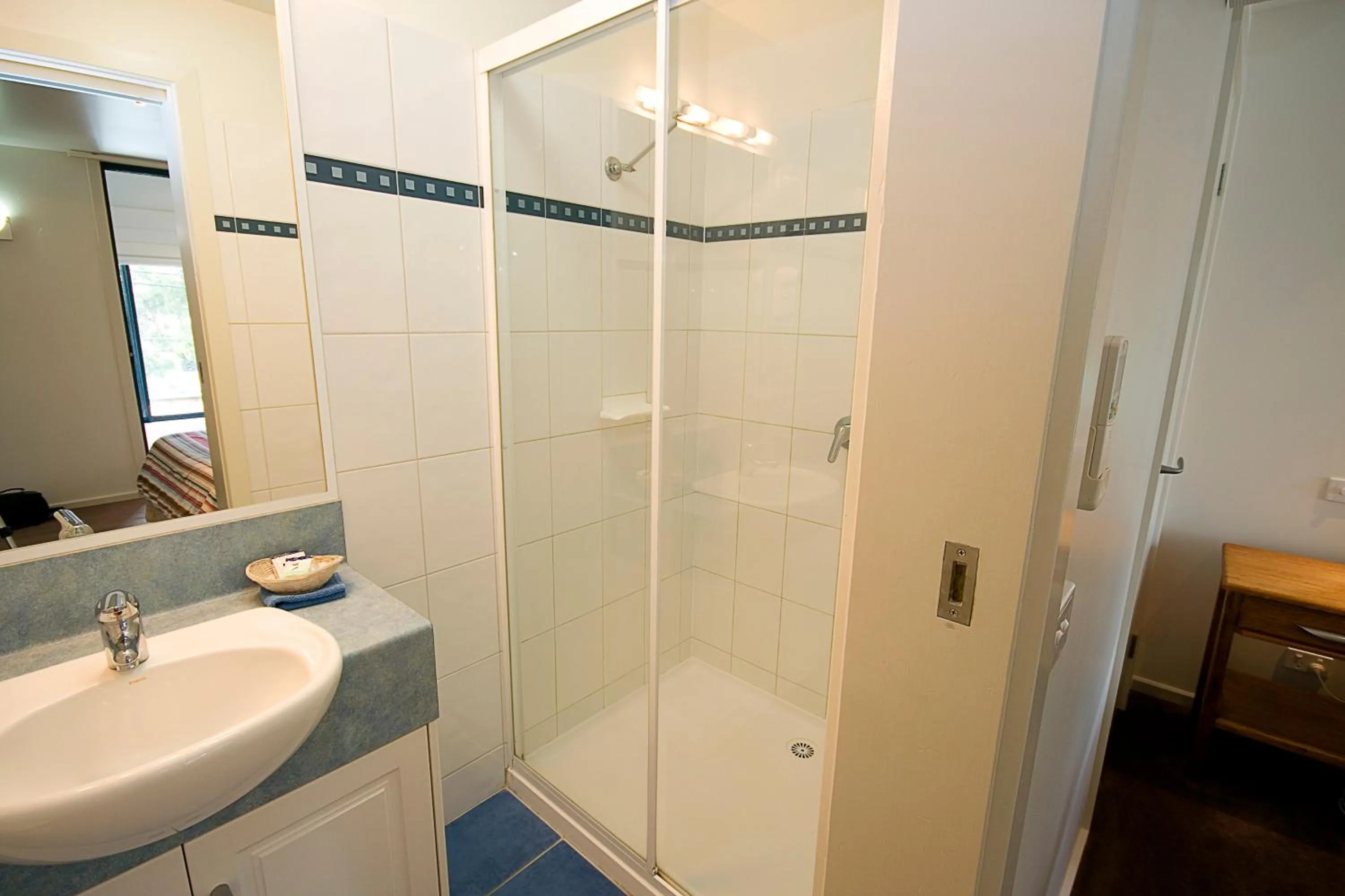 Shower in Anchorage Motel & Villas Lorne