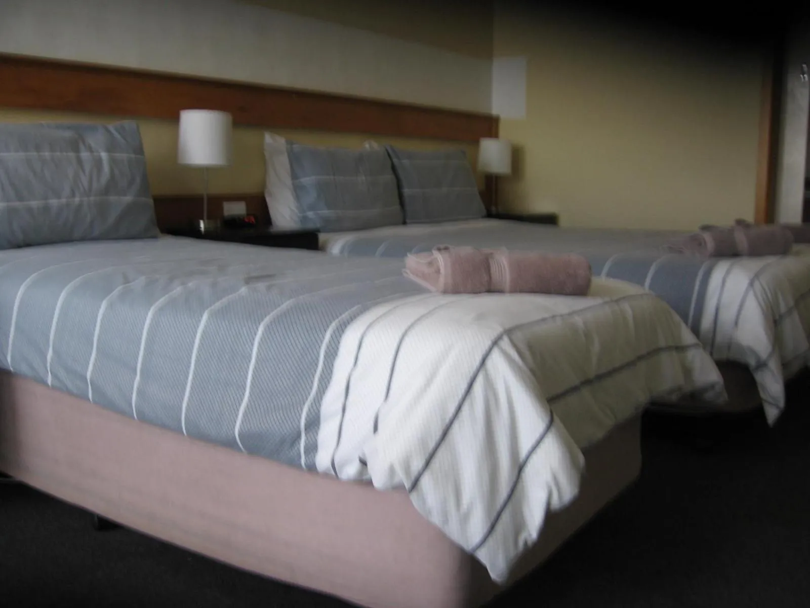 Bed in Darlot Motor Inn