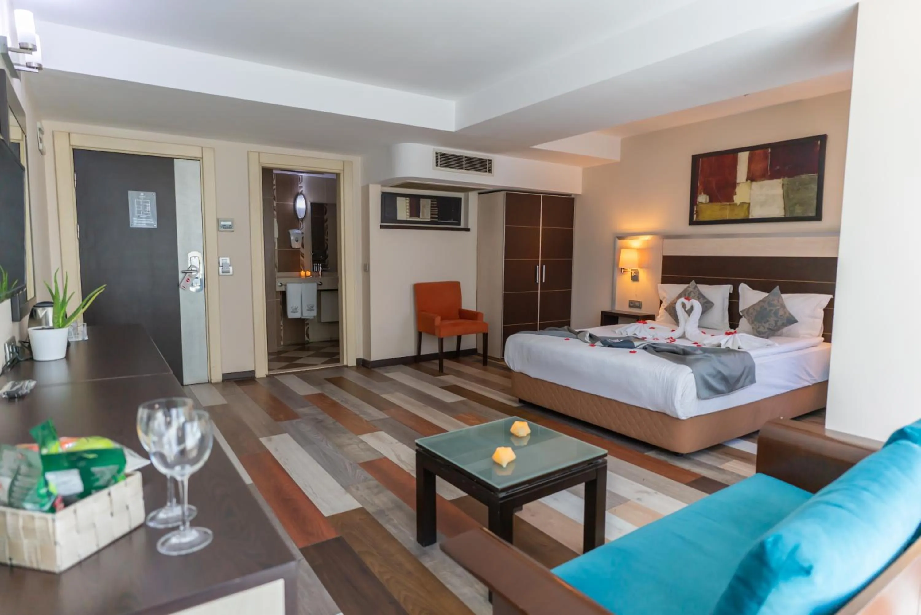 Photo of the whole room, Bed in Izmir Comfort