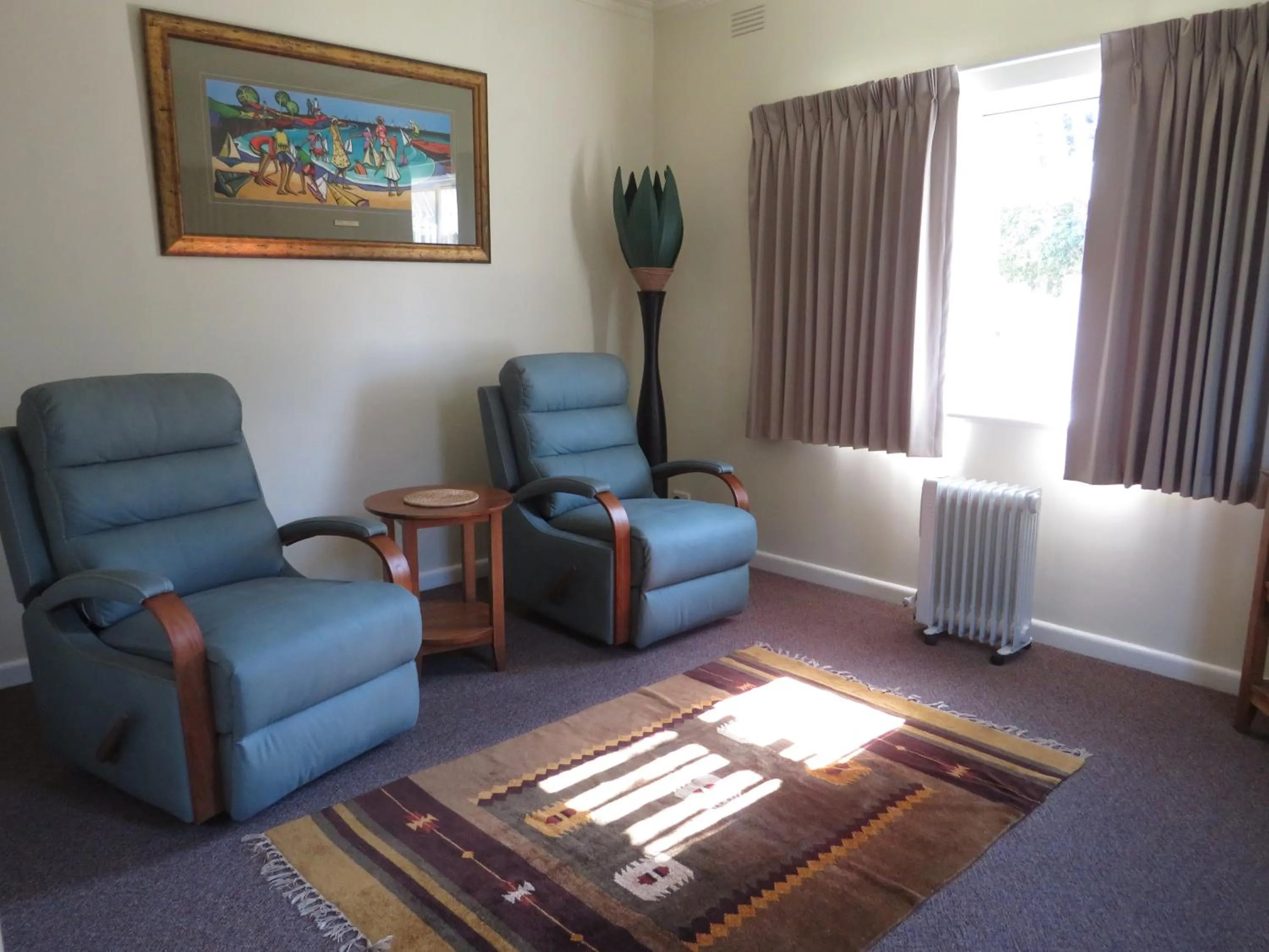 Living room in Lakes Entrance Waterfront Cottages with King Beds
