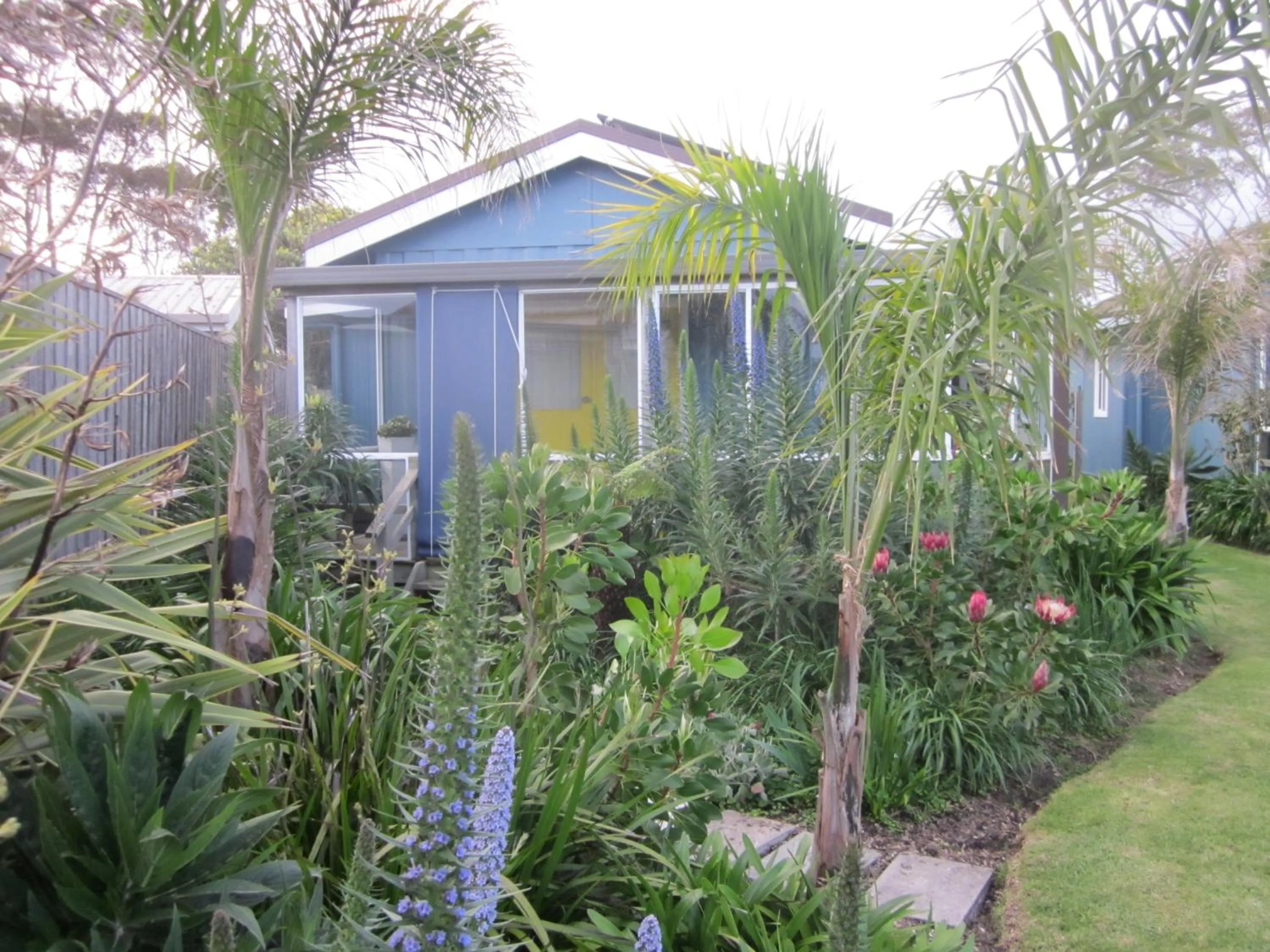 Garden in Lakes Entrance Waterfront Cottages with King Beds