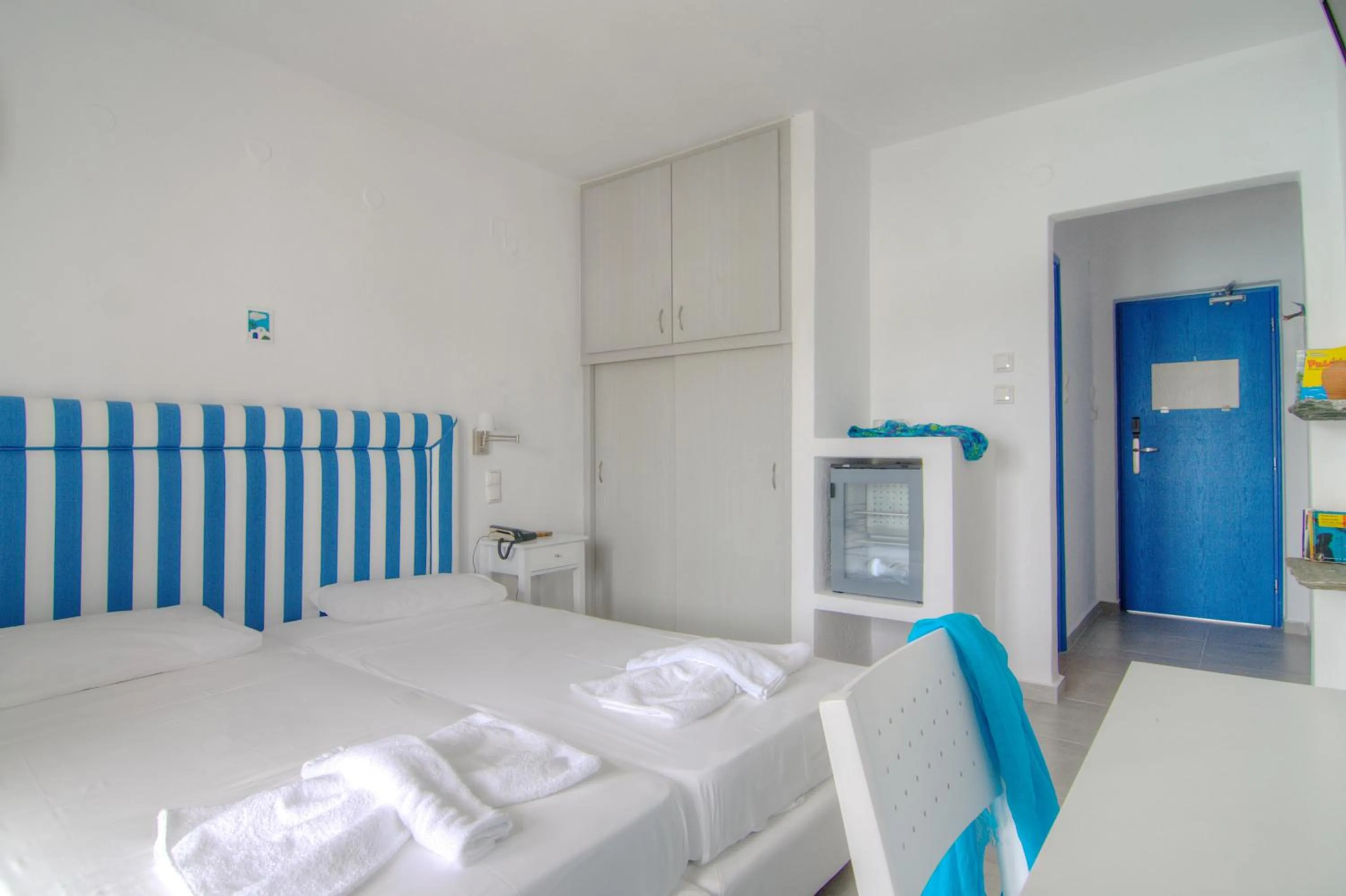 Photo of the whole room, Bed in Platys Gialos Hotel Sifnos