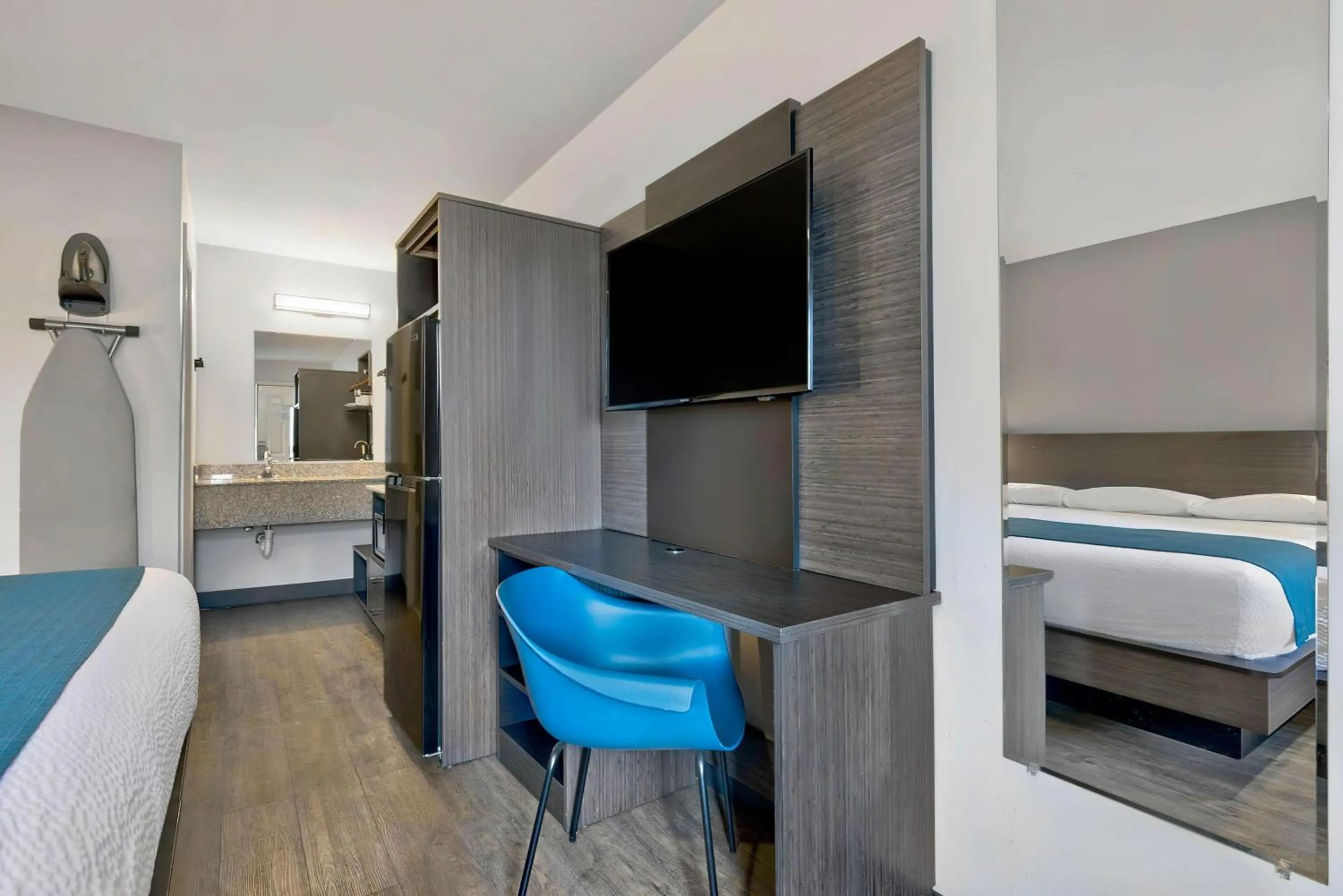 TV and multimedia, Bed in Studio 6 Waco TX - Downtown - Baylor