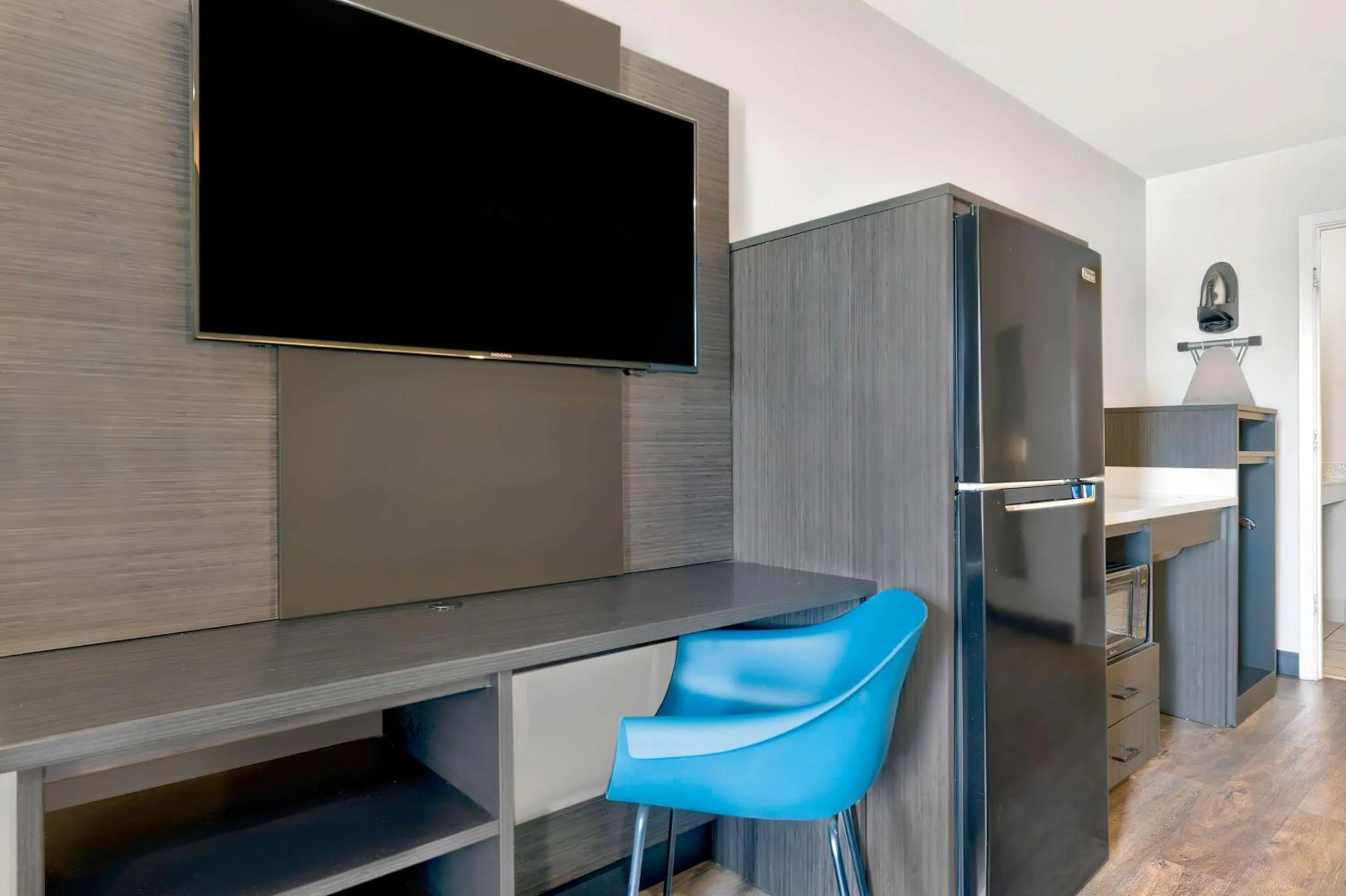 TV and multimedia in Studio 6 Waco TX - Downtown - Baylor