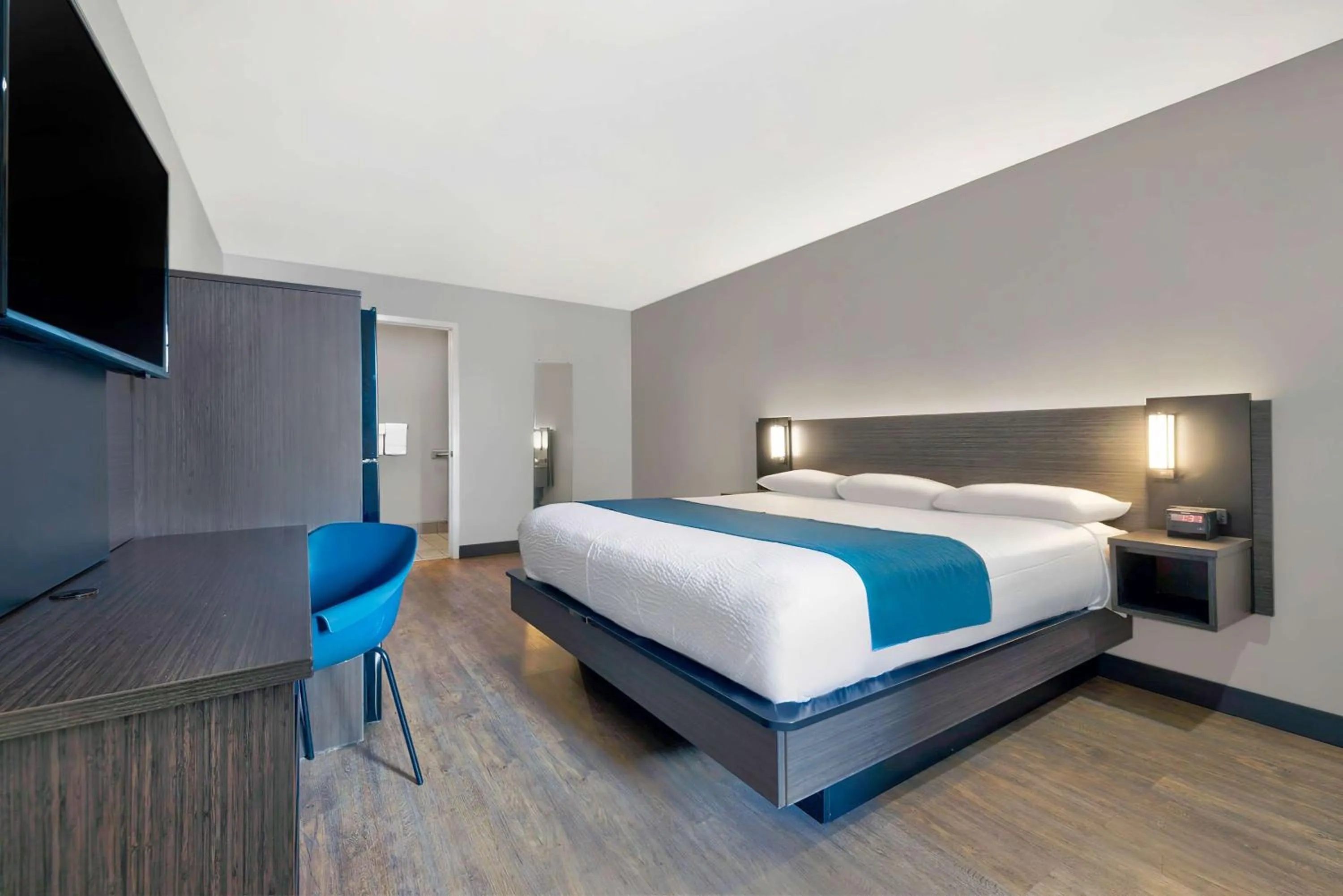 Photo of the whole room, Bed in Studio 6 Waco TX - Downtown - Baylor