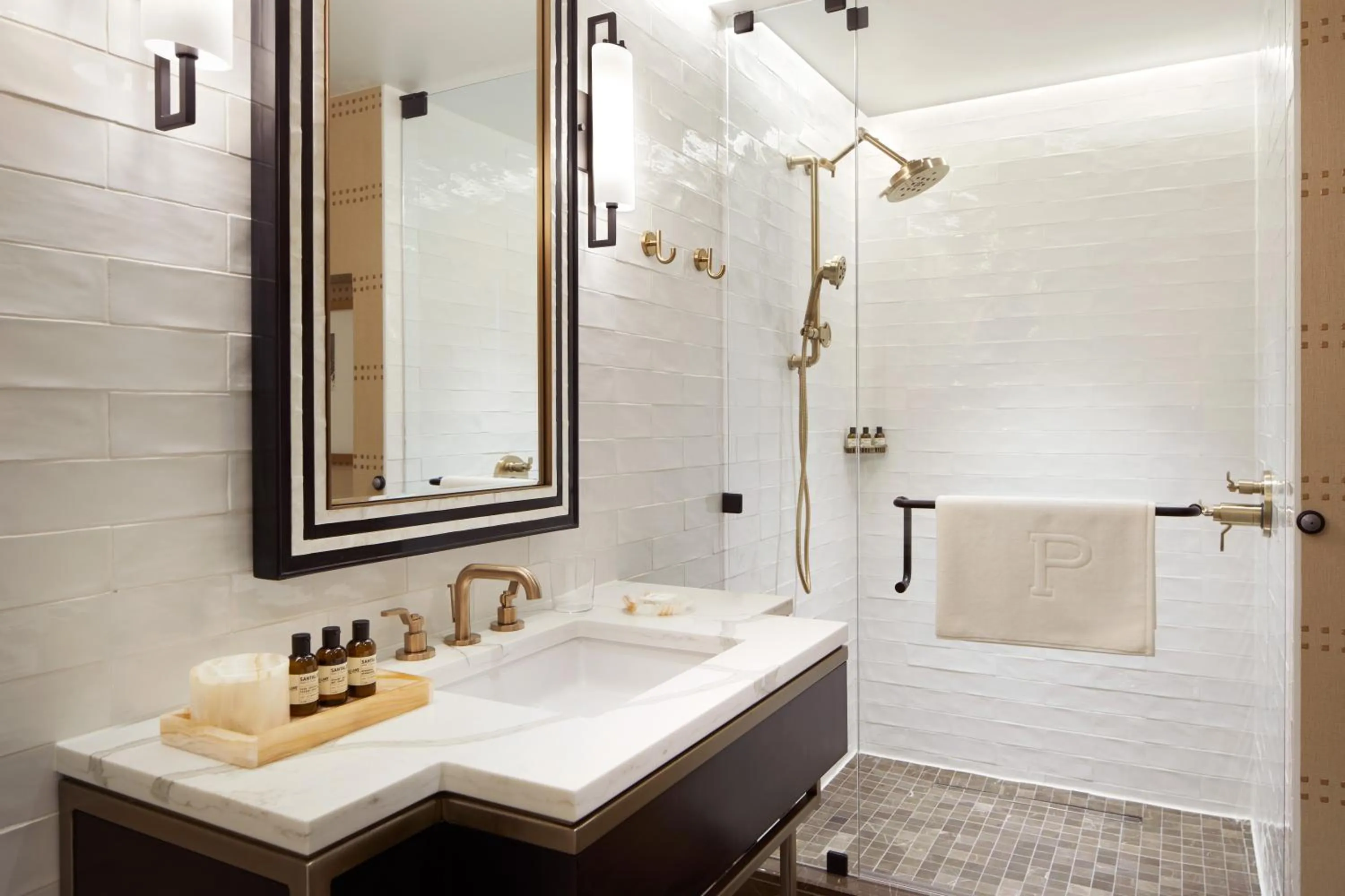 Bathroom in The Plaza Hotel Pioneer Park