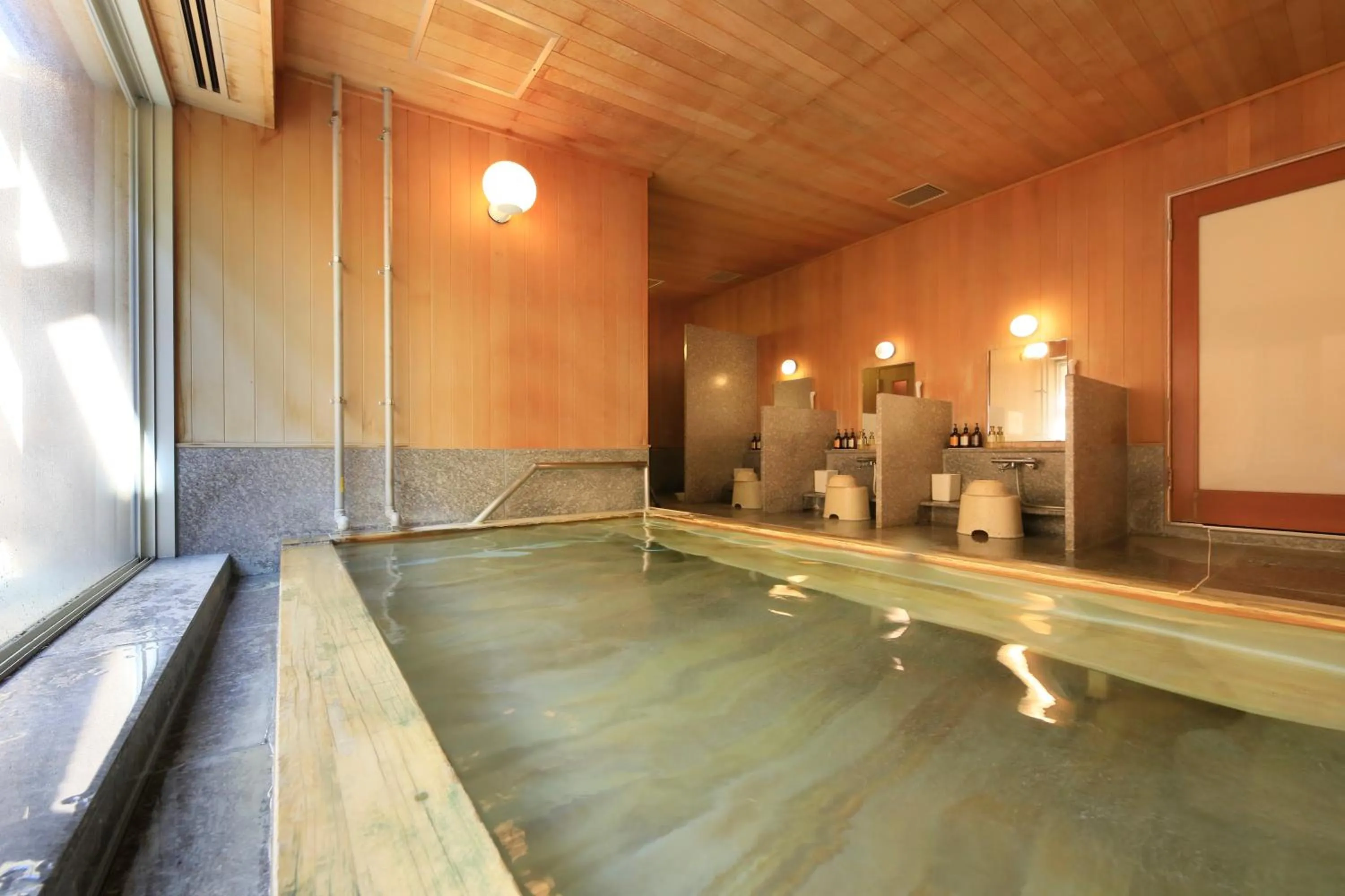 Hot Spring Bath in Yutorelo Tateshina Hotel with DOGS