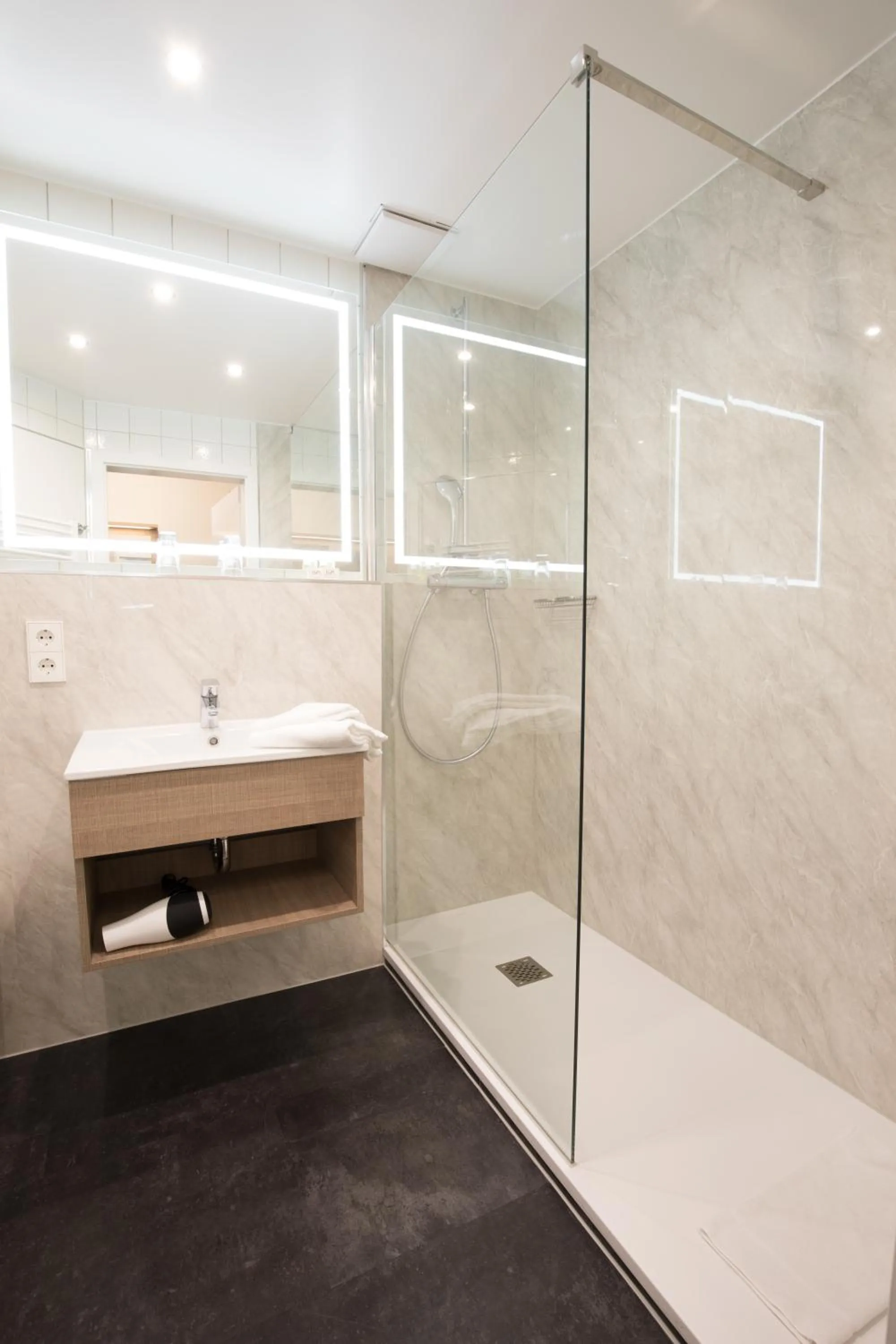 Shower in Hotel Moselblick