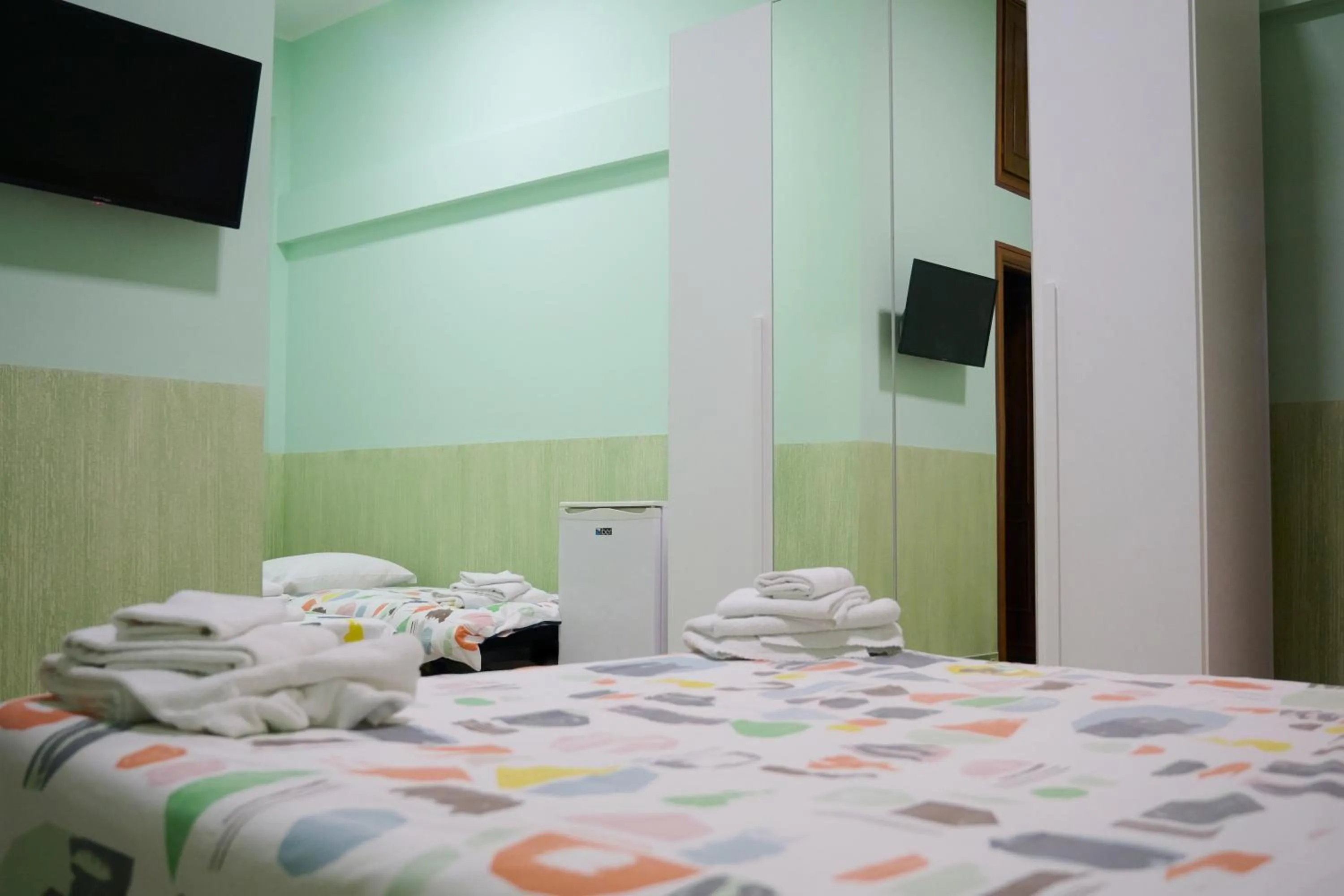 Bedroom, Bed in On The Rainbow B&B