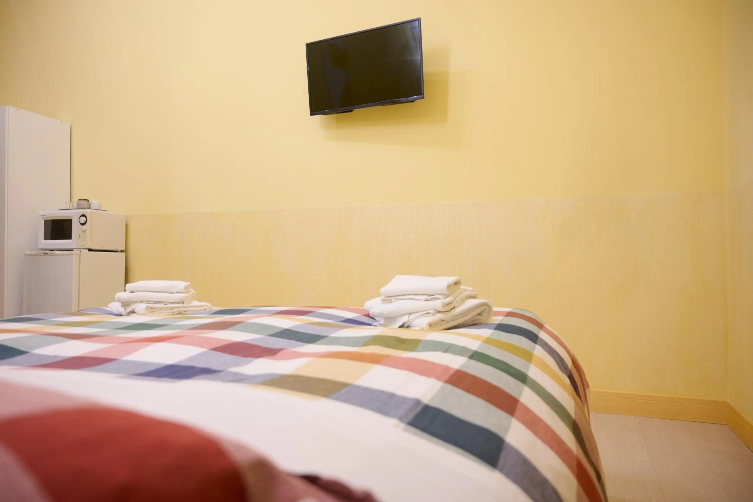 Bedroom, Bed in On The Rainbow B&B