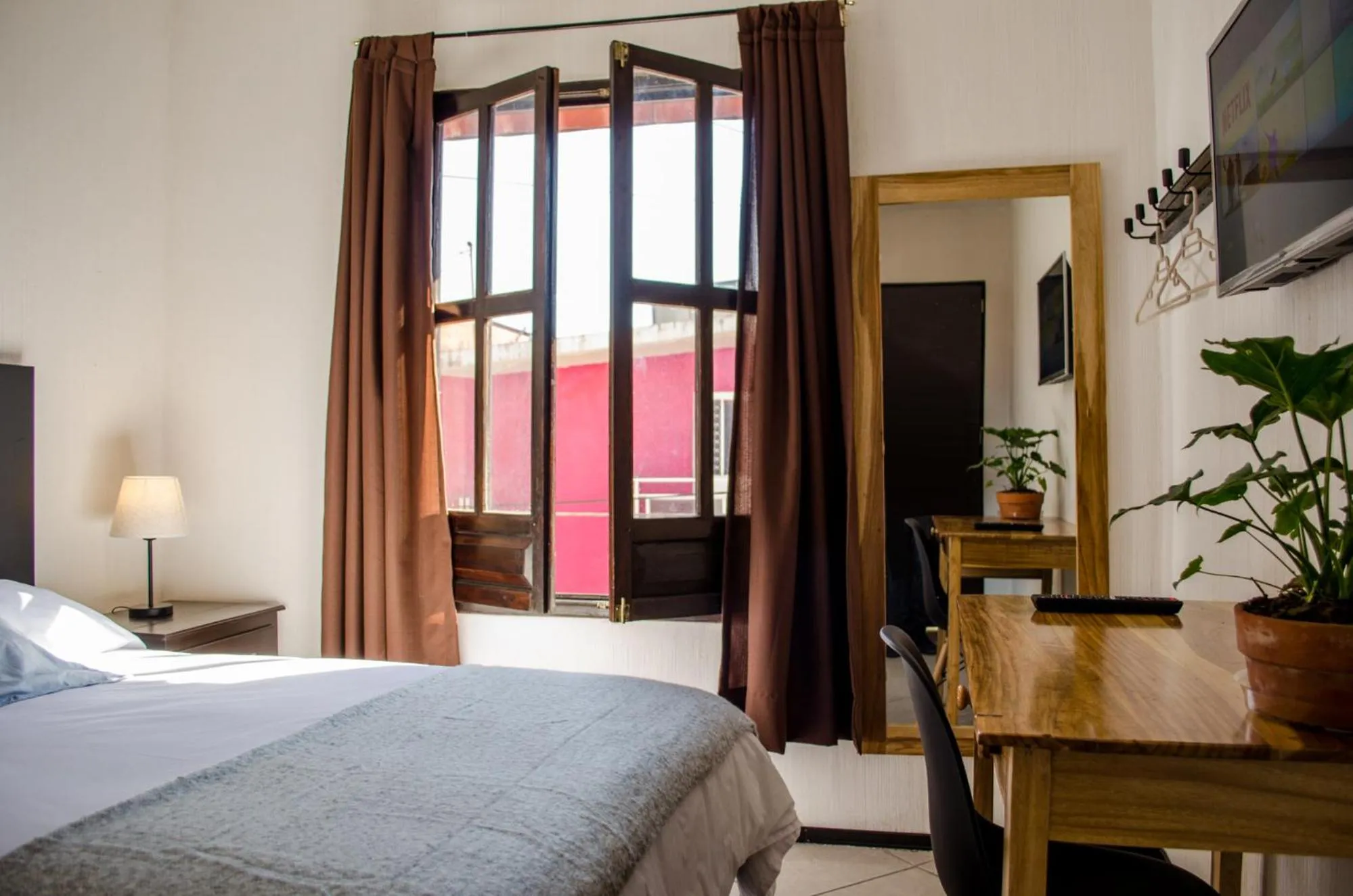 Photo of the whole room, Bed in Estacion Alameda