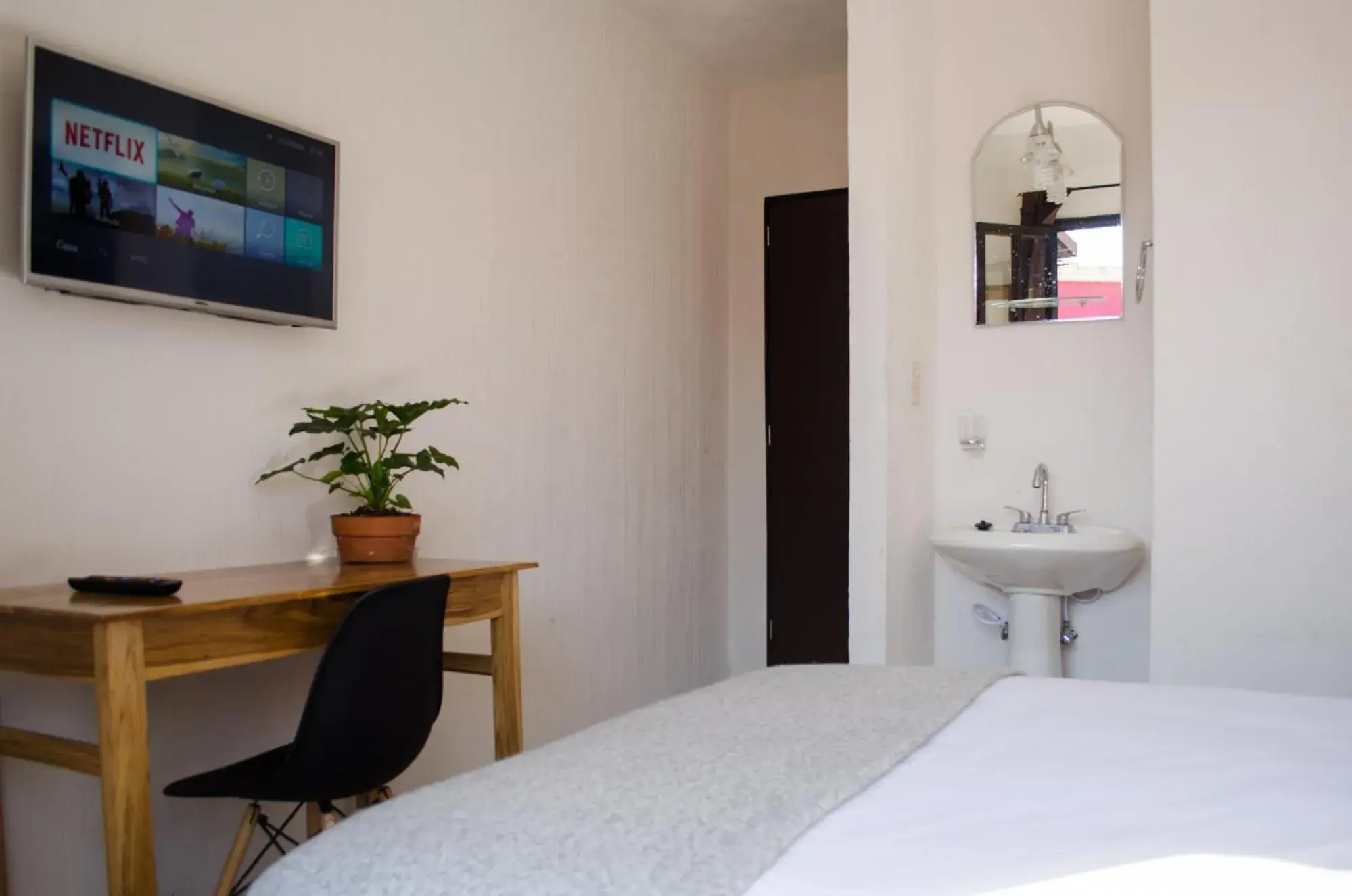 Small Double Room in Estacion Alameda Small Double Room in Estacion Alameda