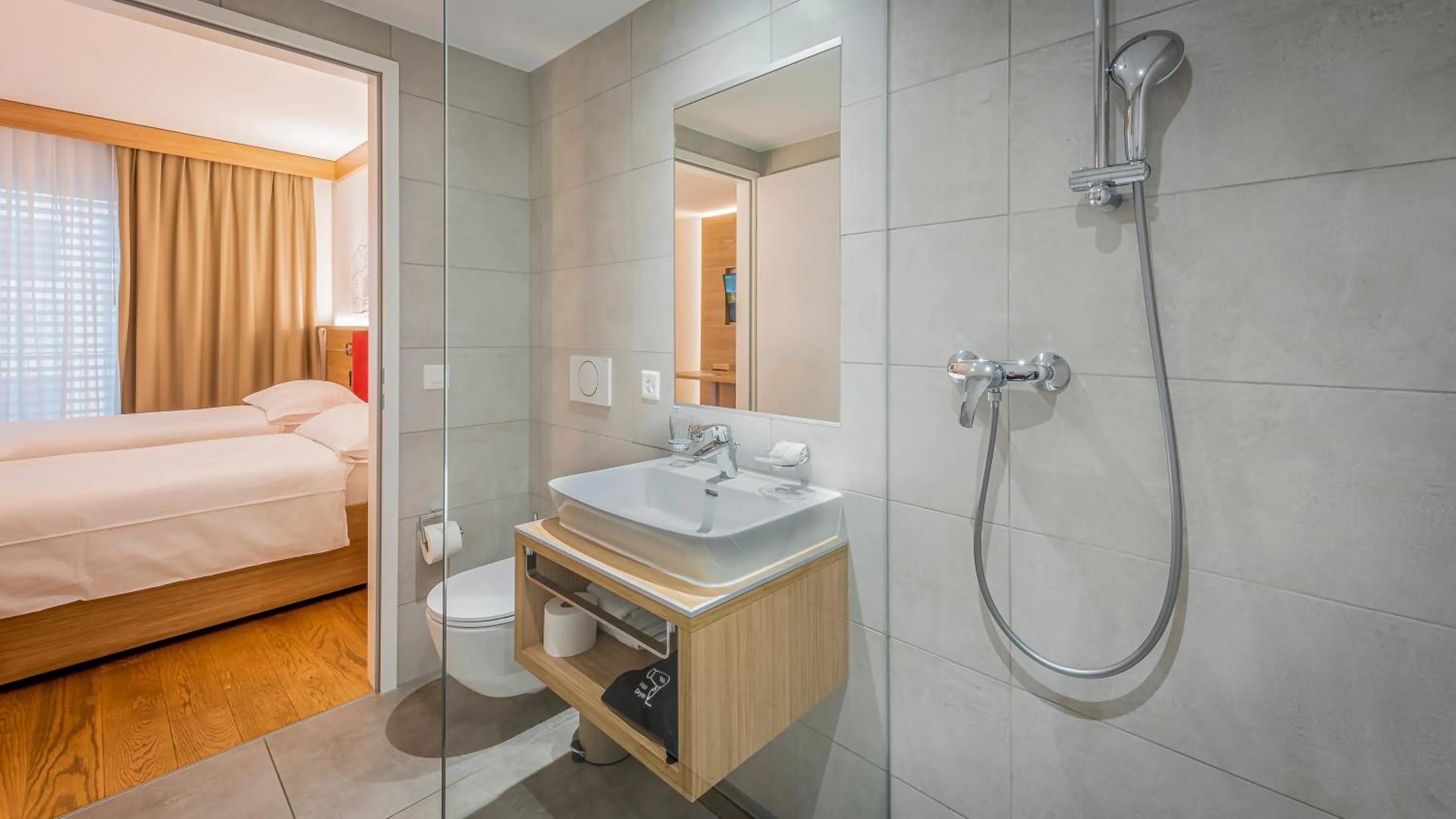 Shower, Bed in Los Lorentes Hotel Bern City