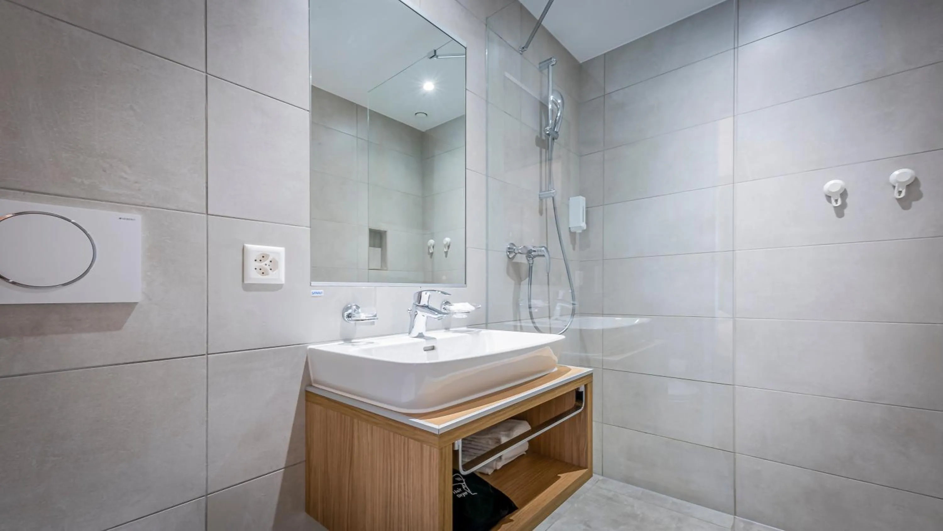 Shower in Los Lorentes Hotel Bern City