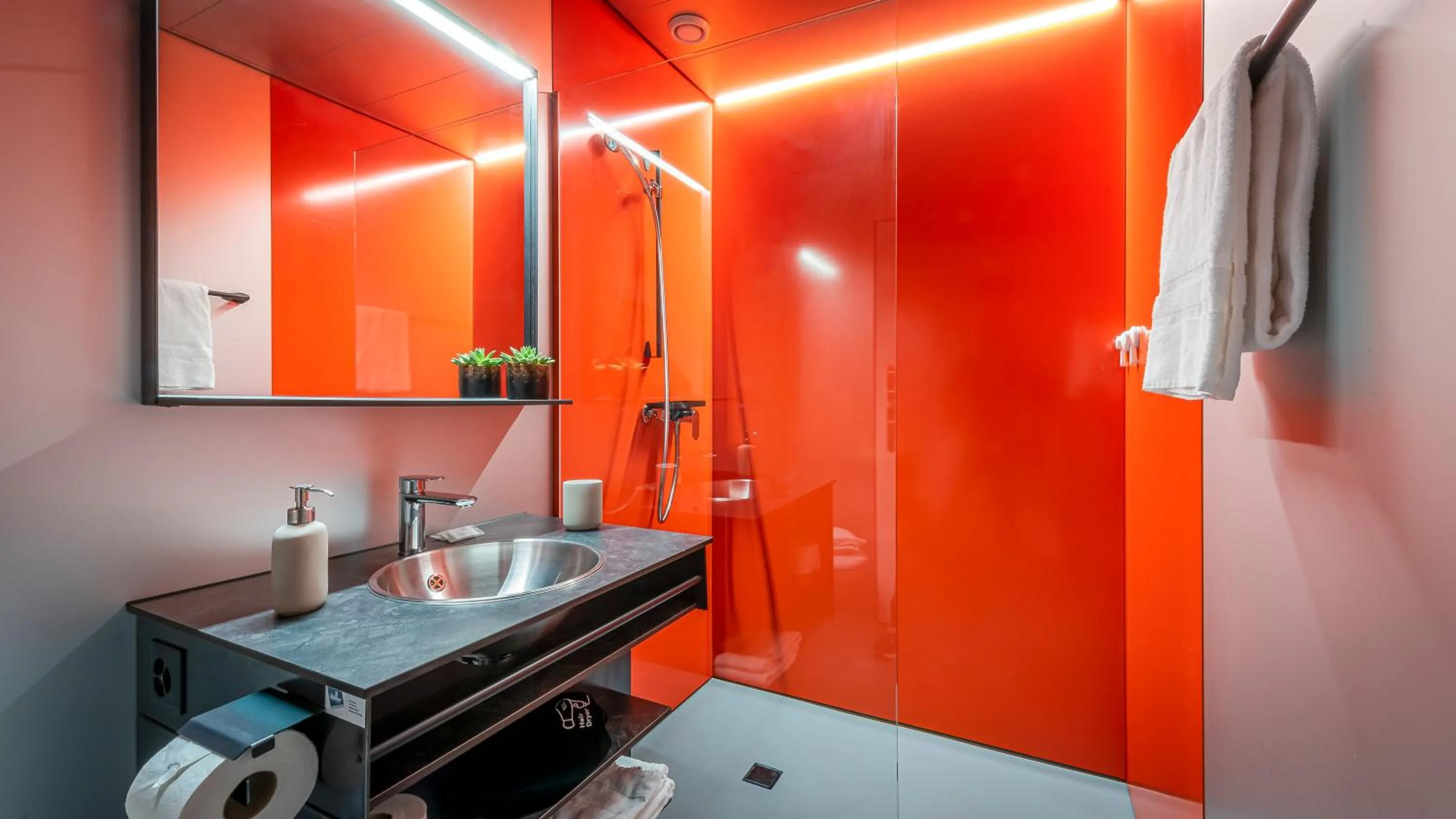 Shower in Los Lorentes Hotel Bern City