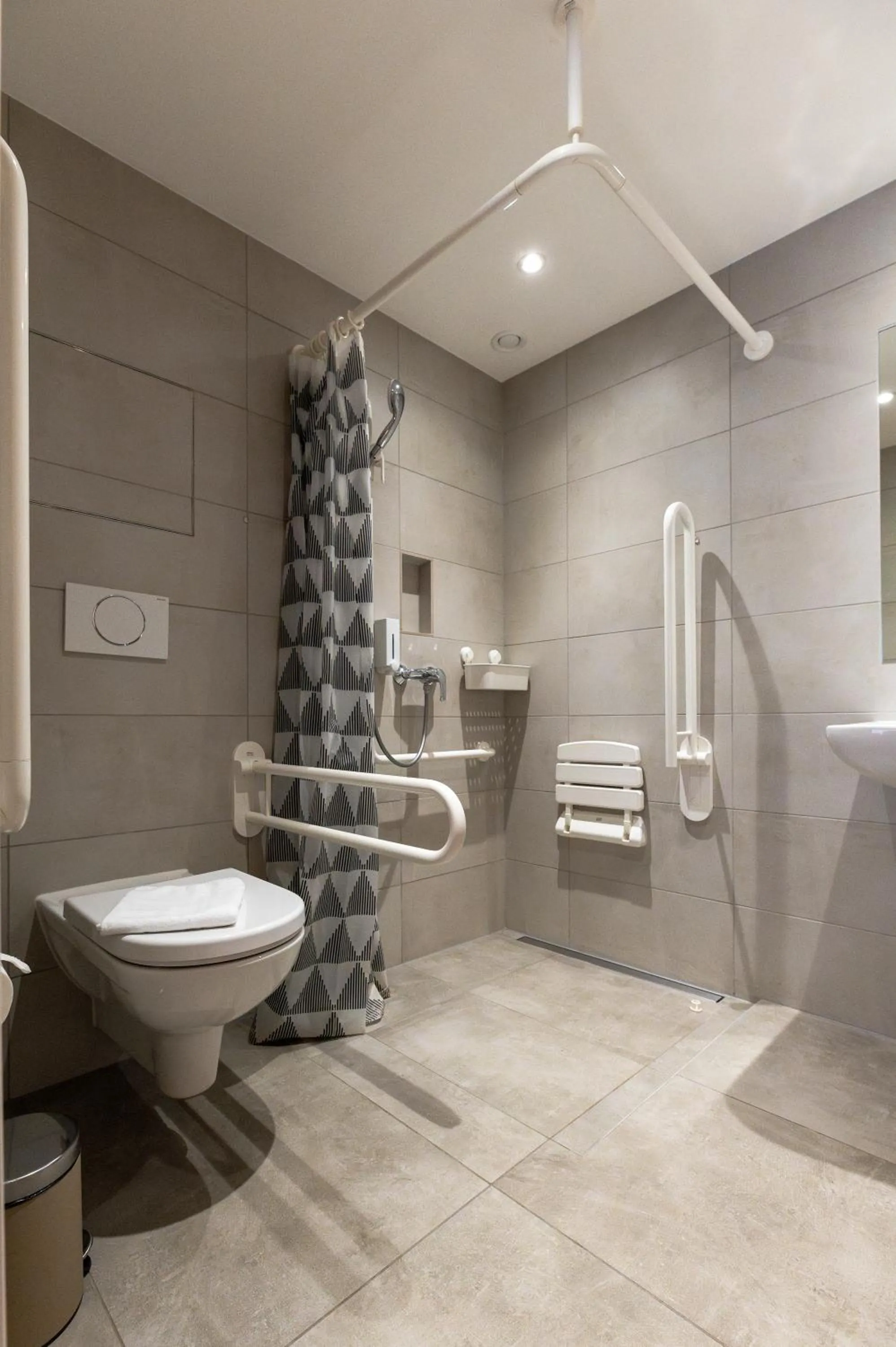 Shower in Los Lorentes Hotel Bern City