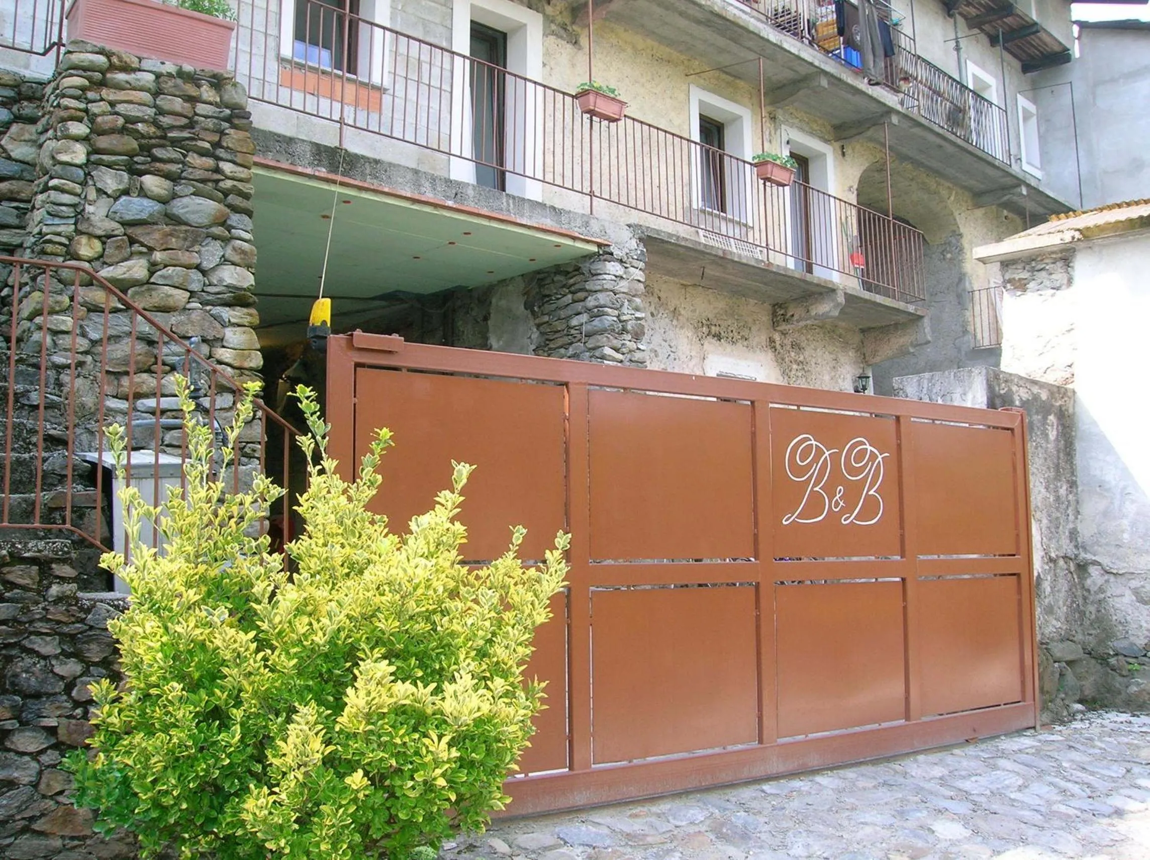 Facade/entrance in Al Carotin