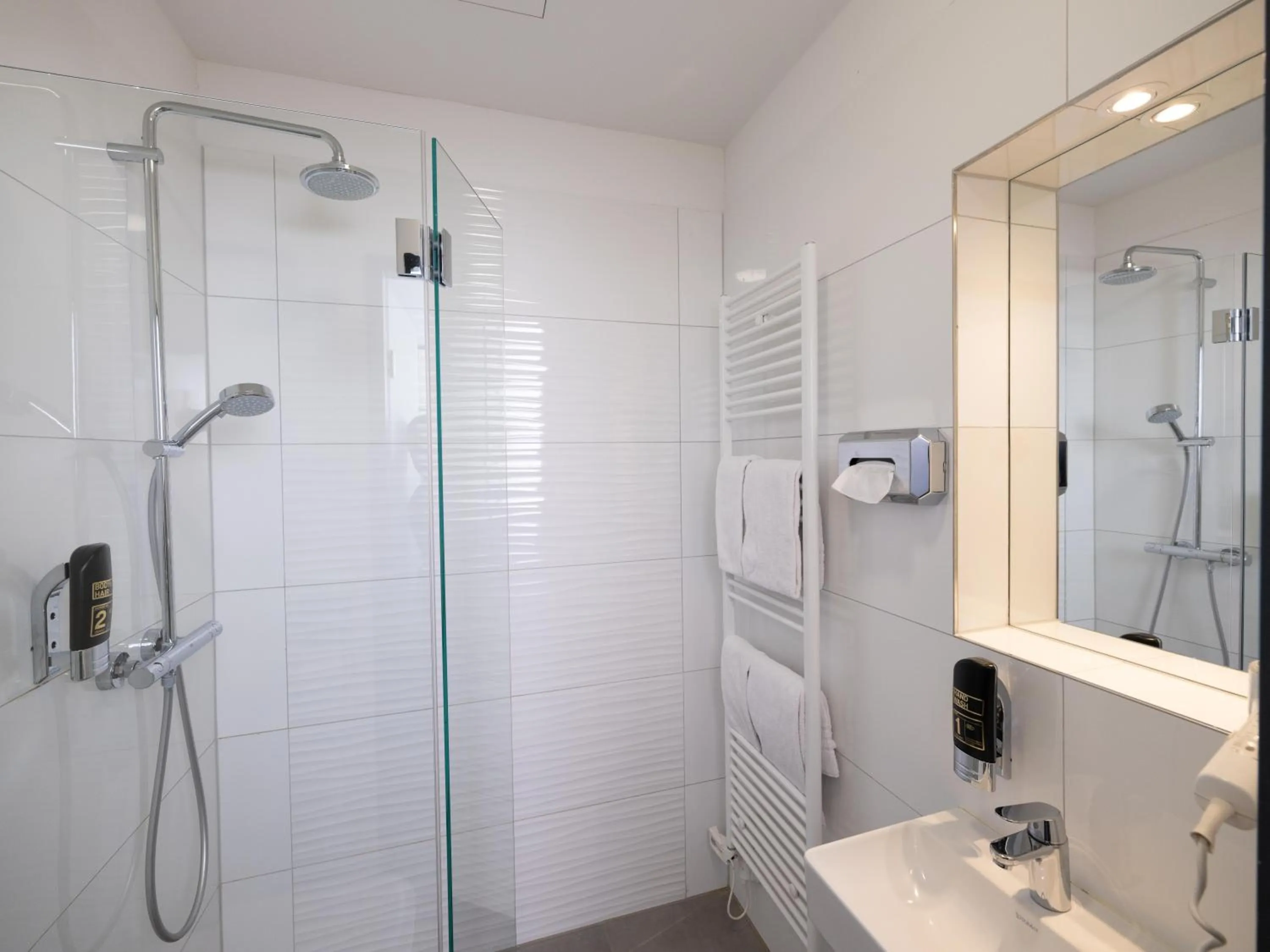 Shower in Smart Stay Hotel Station