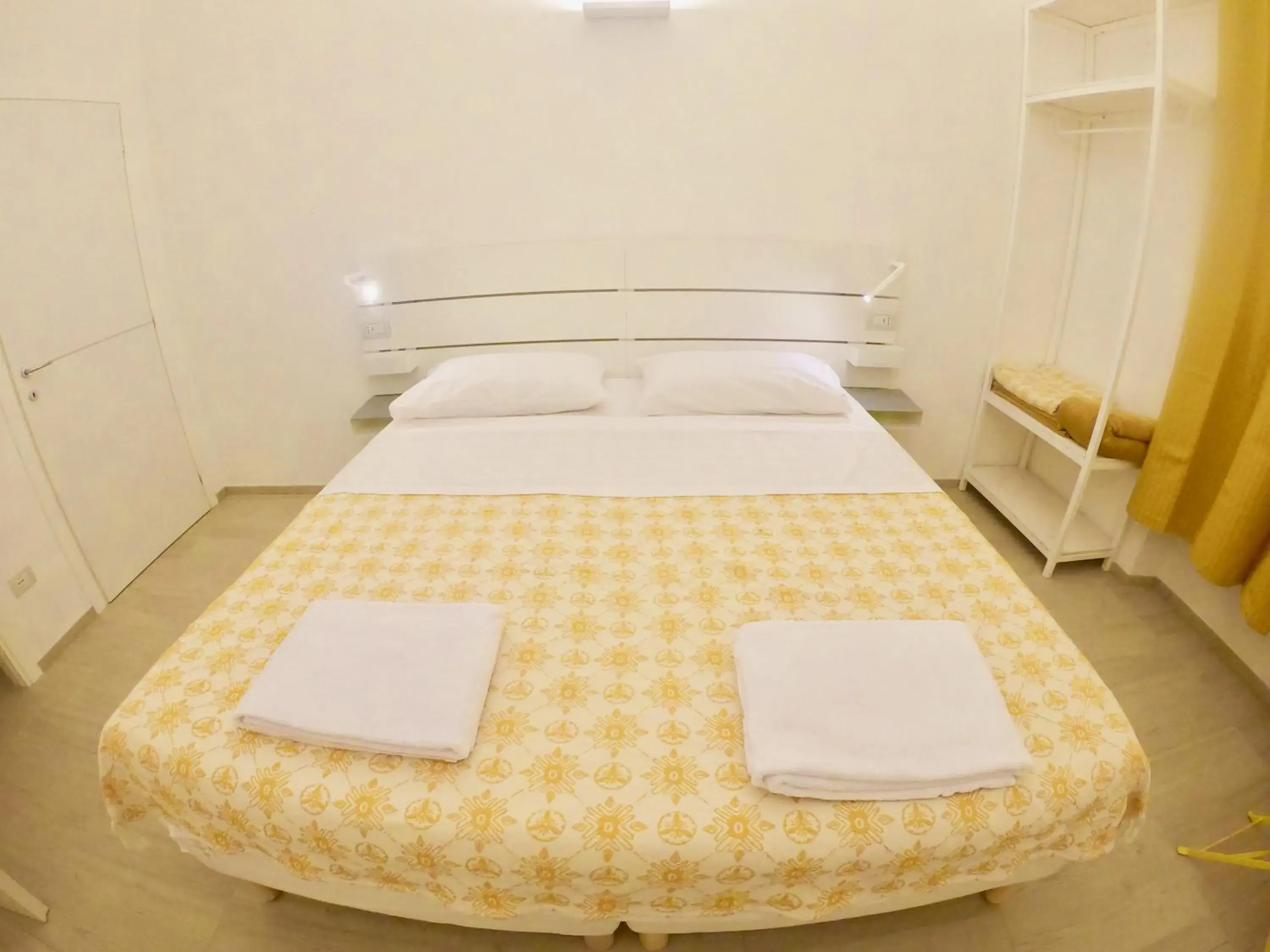 Twin Room with Private Bathroom - single occupancy in Central Savona Twin Room with Private Bathroom - single occupancy in Central Savona
