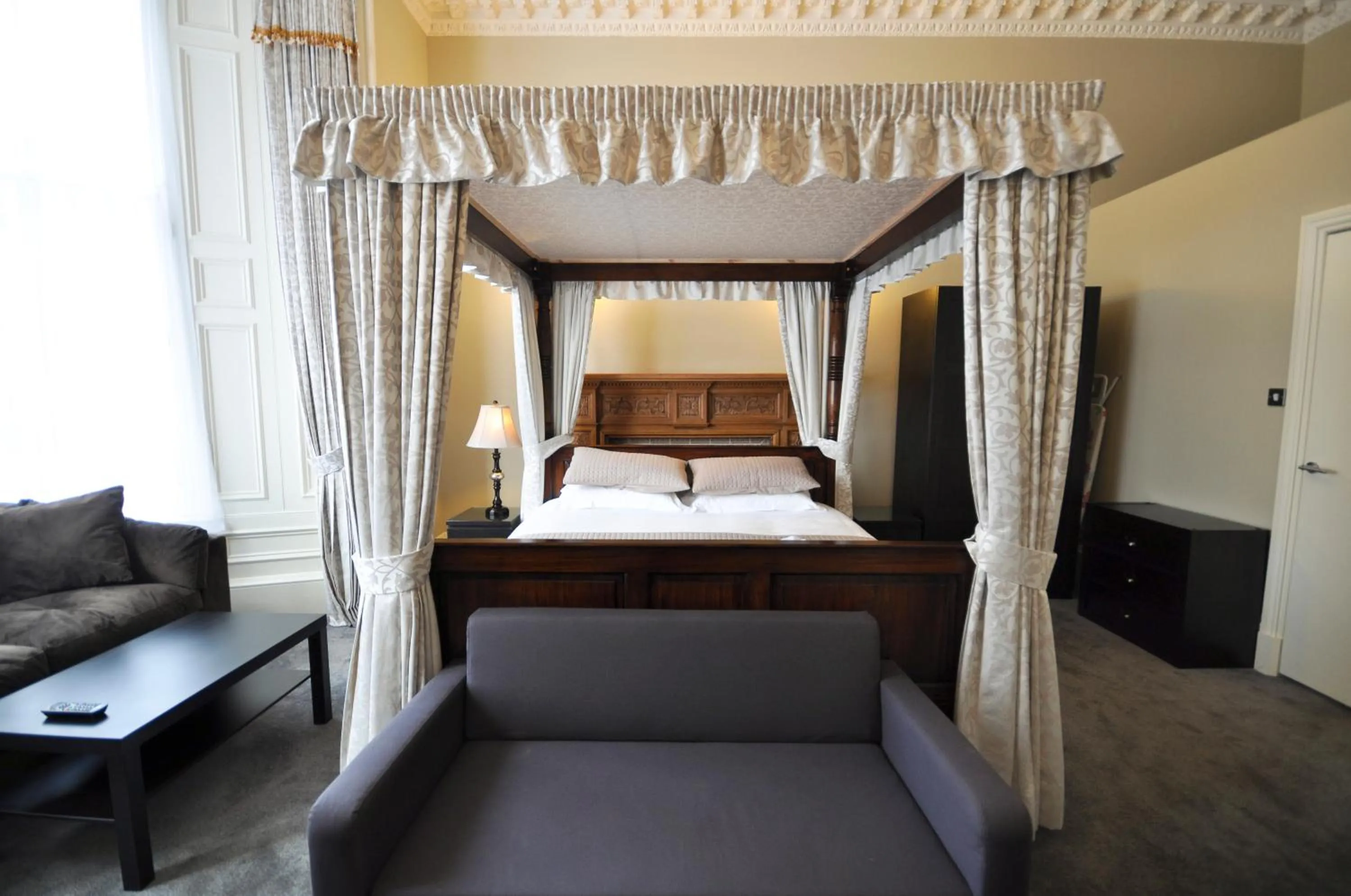 Photo of the whole room, Bed in Palmerston Suites