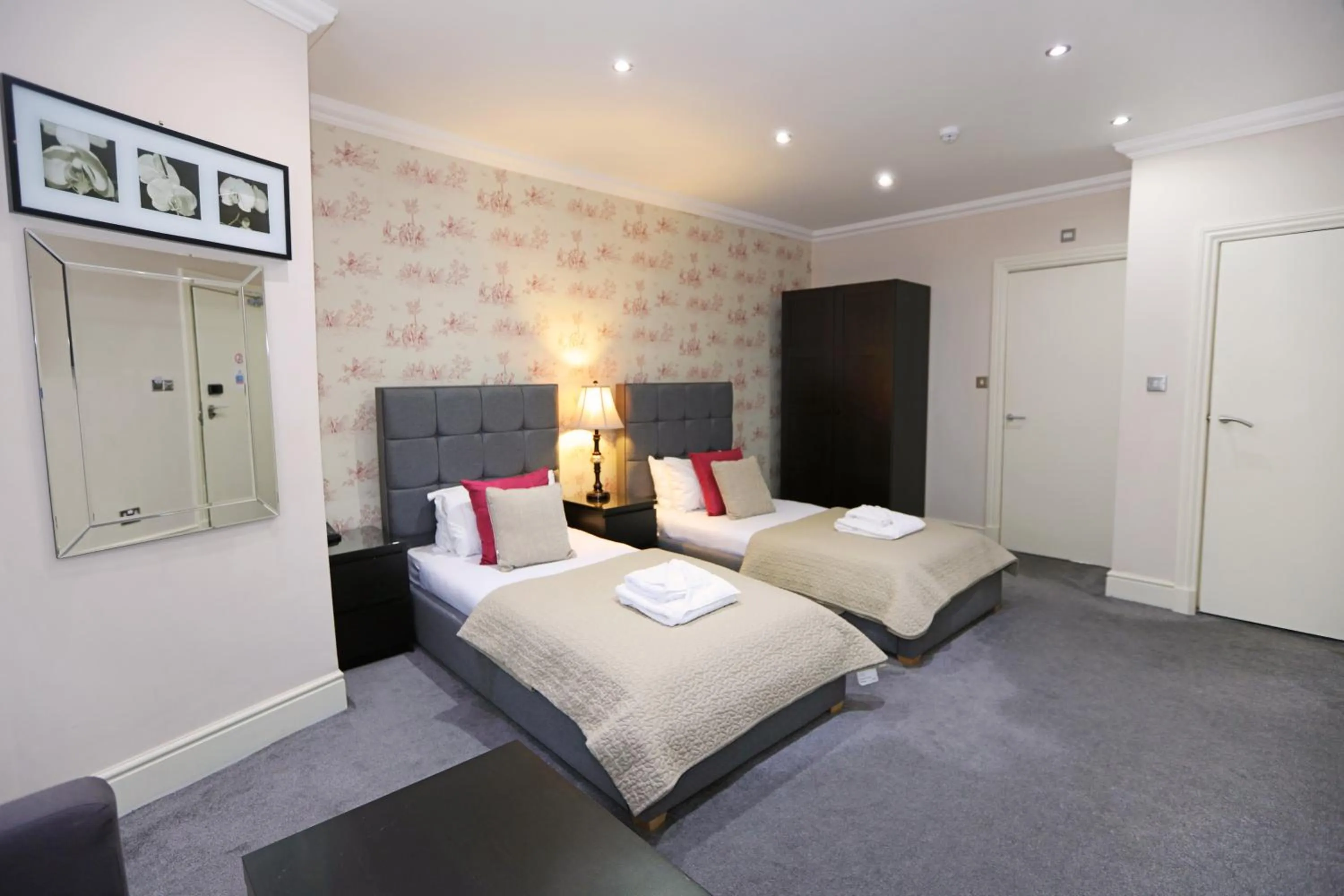 Deluxe Twin Room in Palmerston Suites