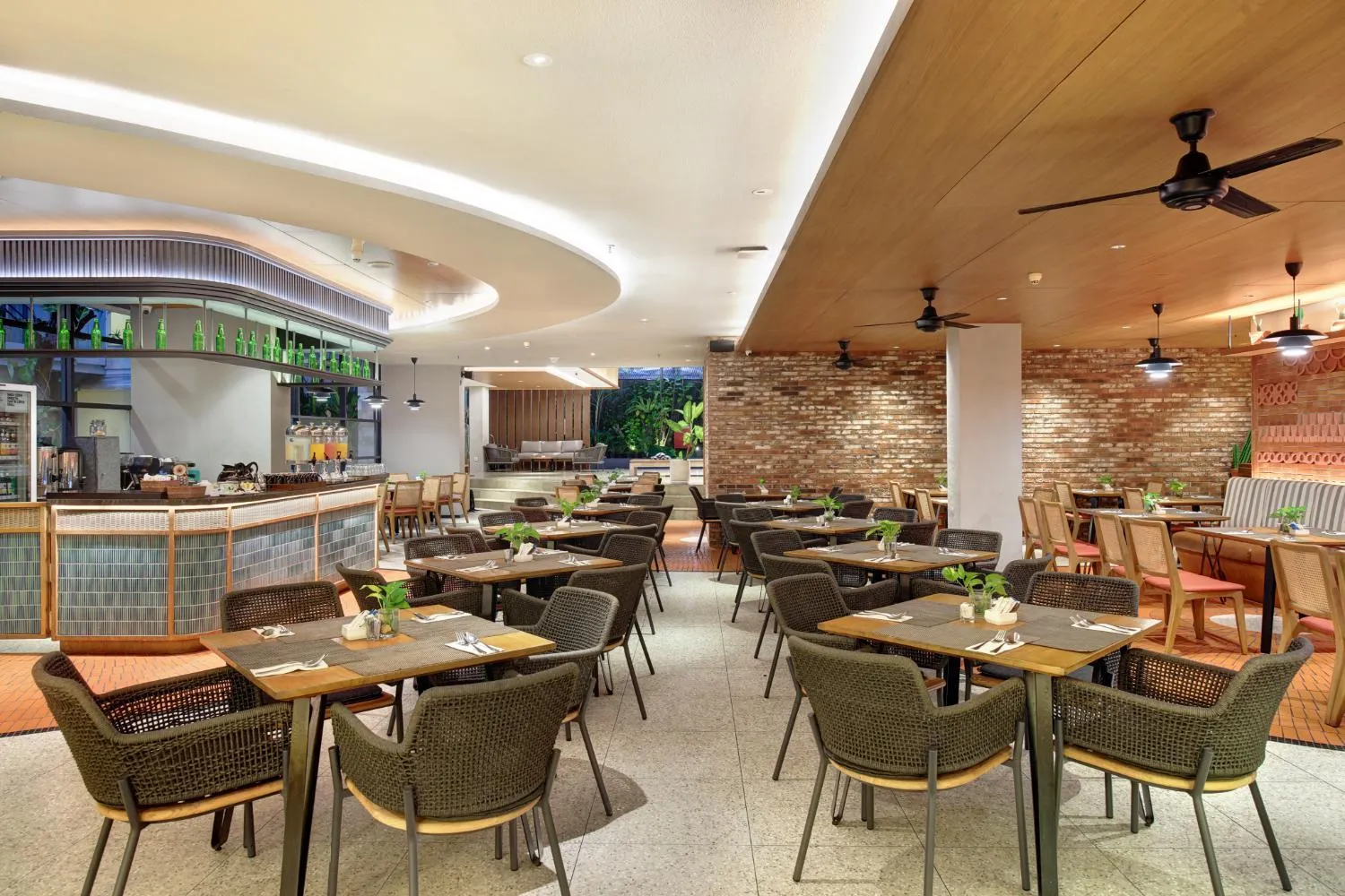 Restaurant/places to eat in Harper Kuta Hotel by ASTON