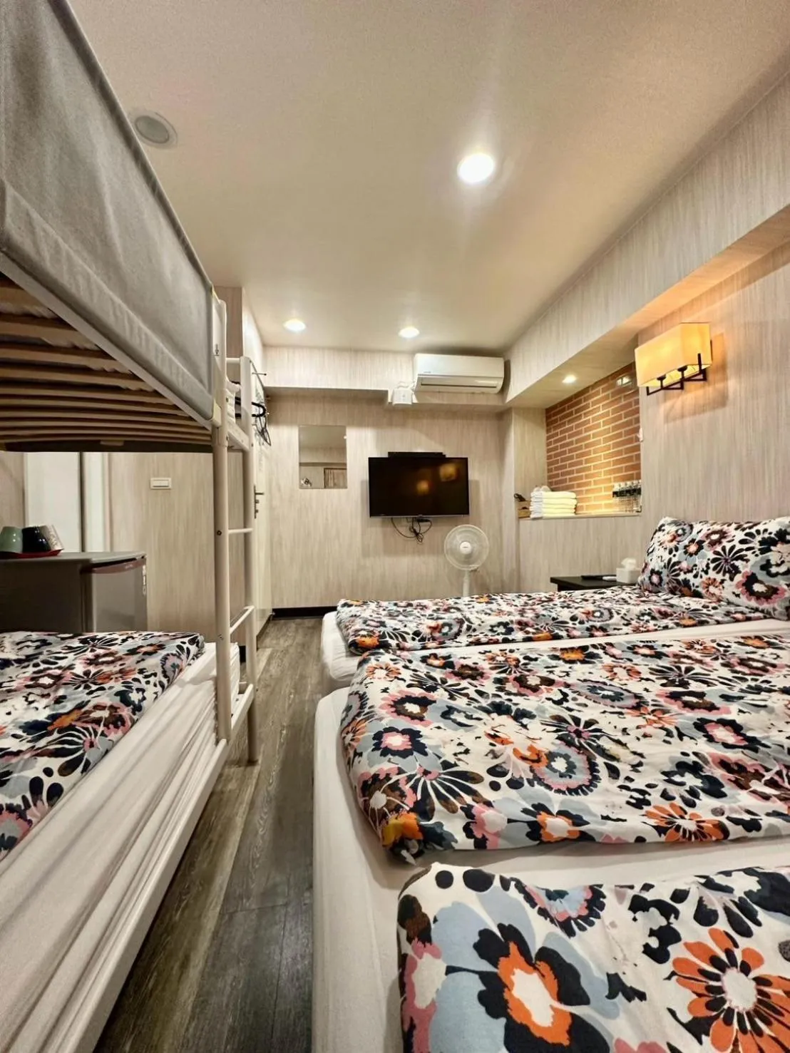 Photo of the whole room, Bed in Taipei Triple Tiger Inn