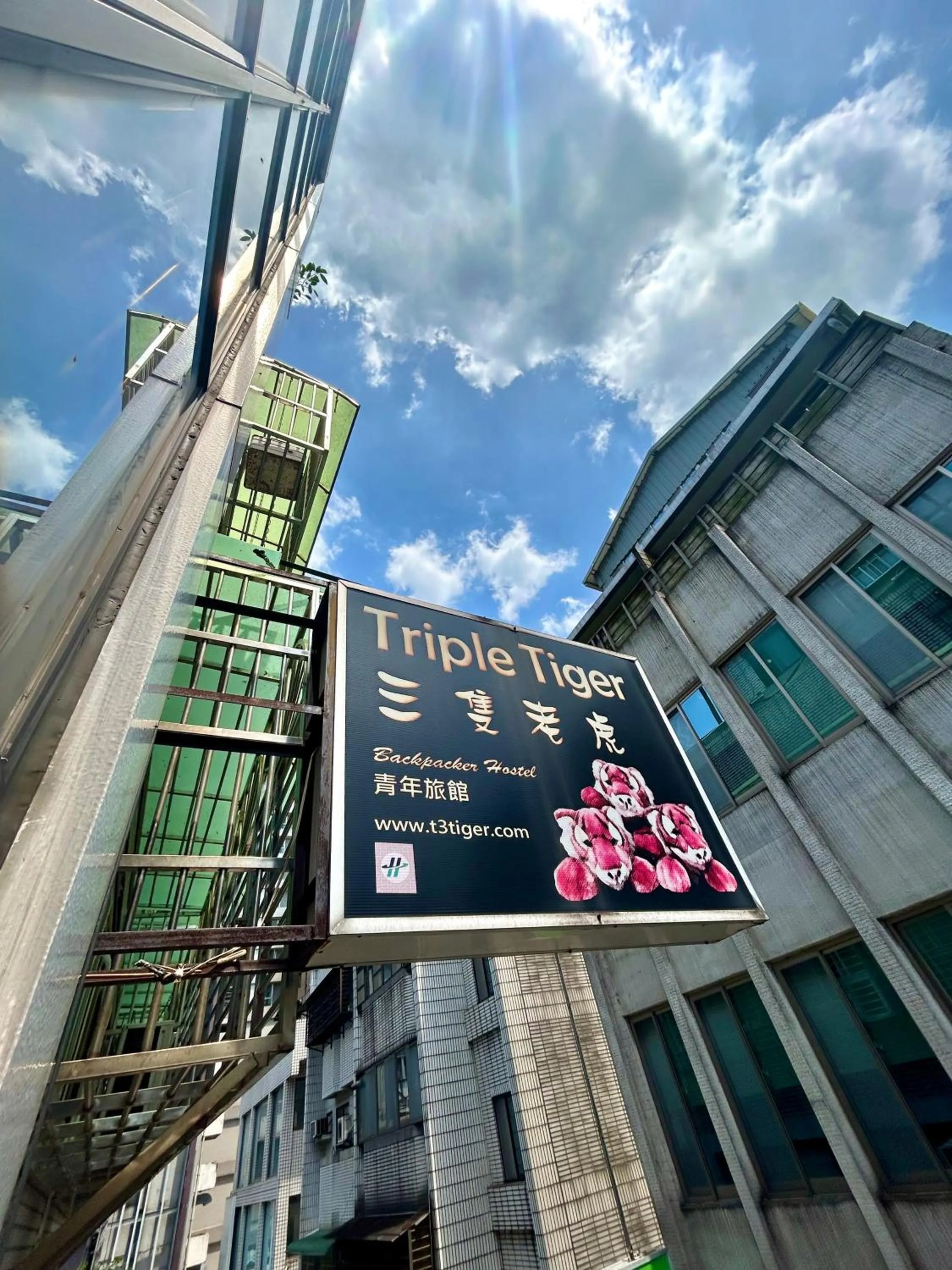 Property building in Taipei Triple Tiger Inn