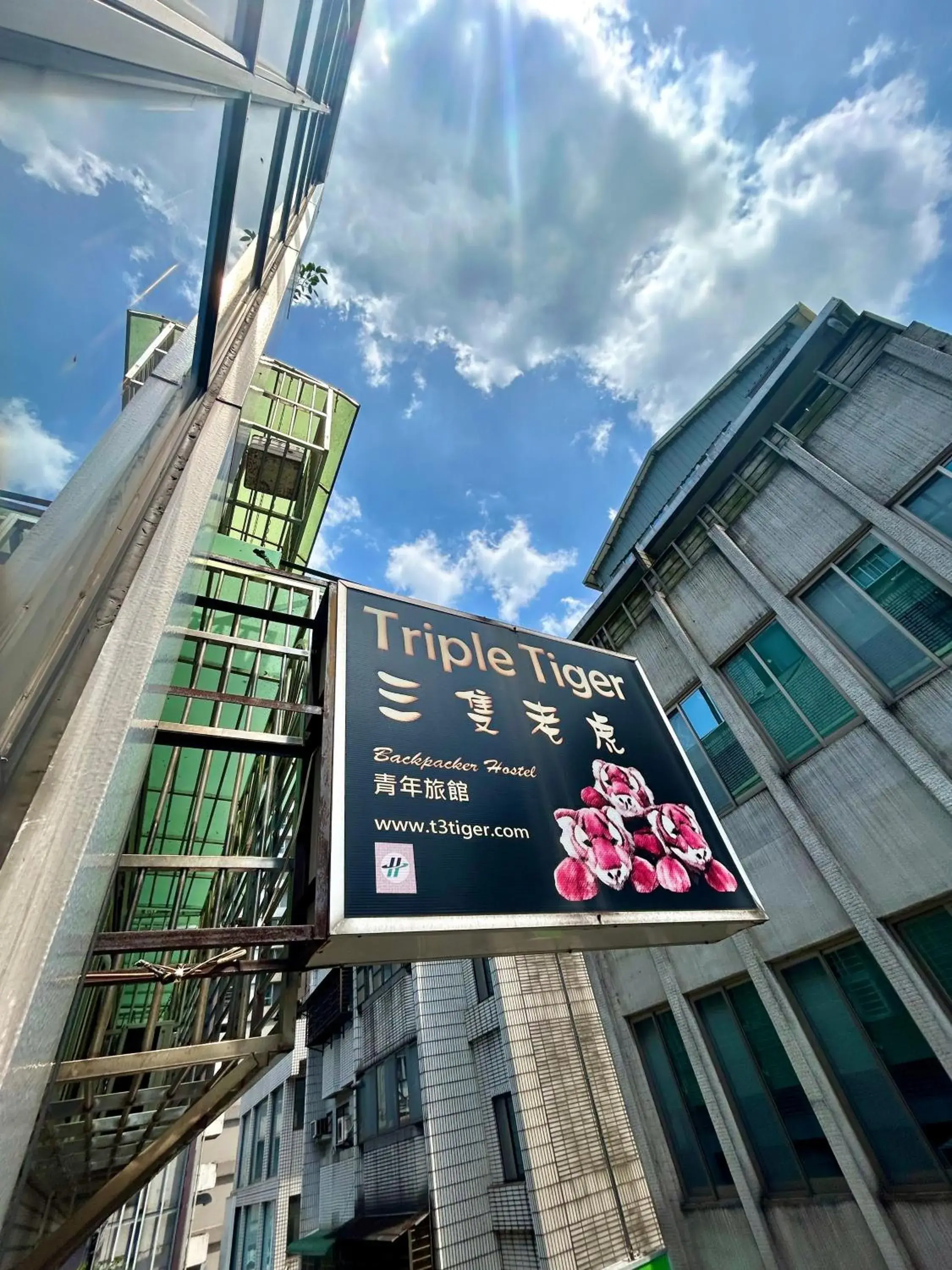 Property building in Taipei Triple Tiger Inn Property building in Taipei Triple Tiger Inn