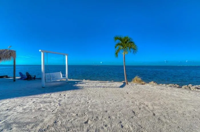 Beach in 441-Waterfront, Amazing Views, WIFI, Pool and close to BUCS Stadium