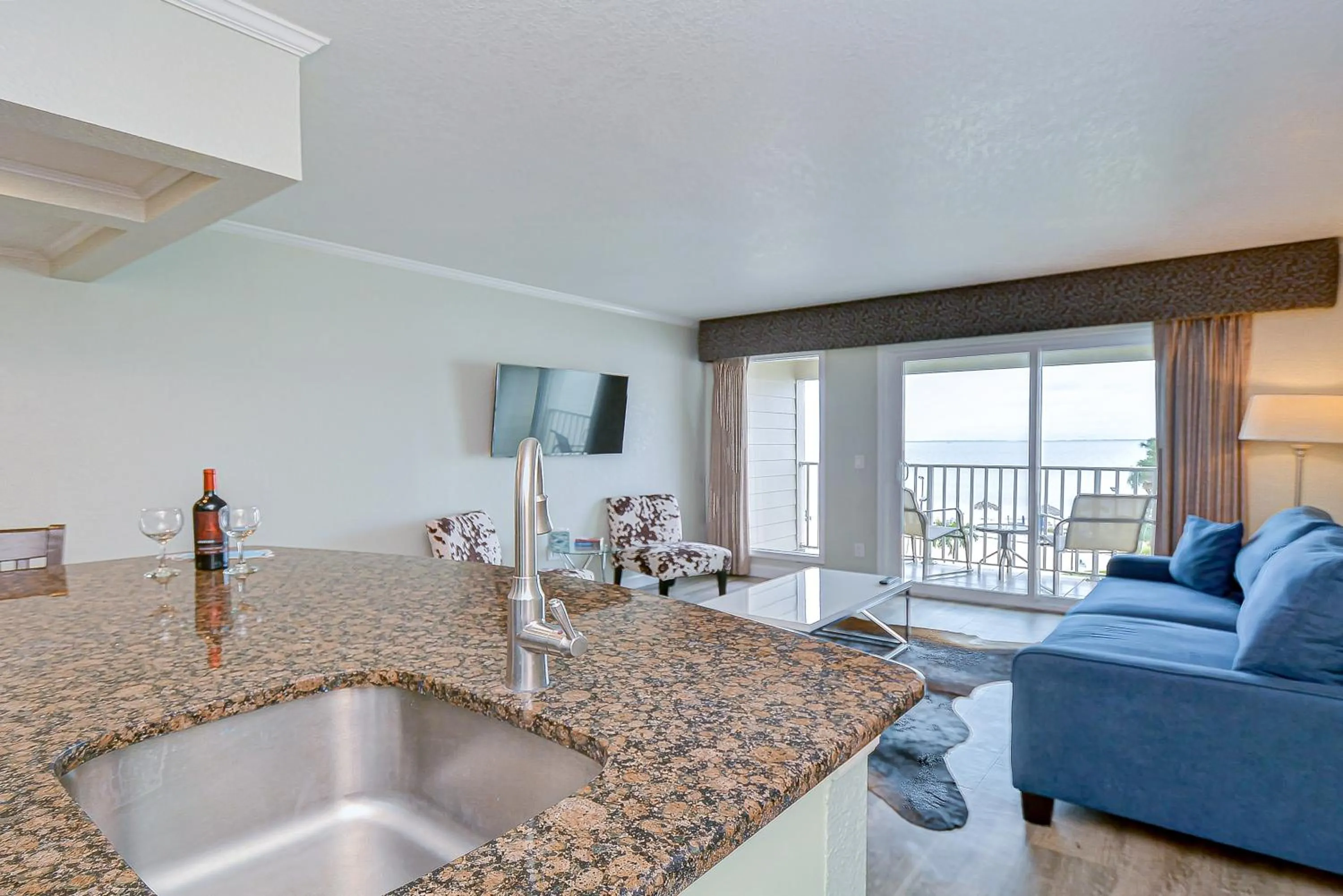 441-Waterfront, Amazing Views, WIFI, Pool and close to BUCS Stadium