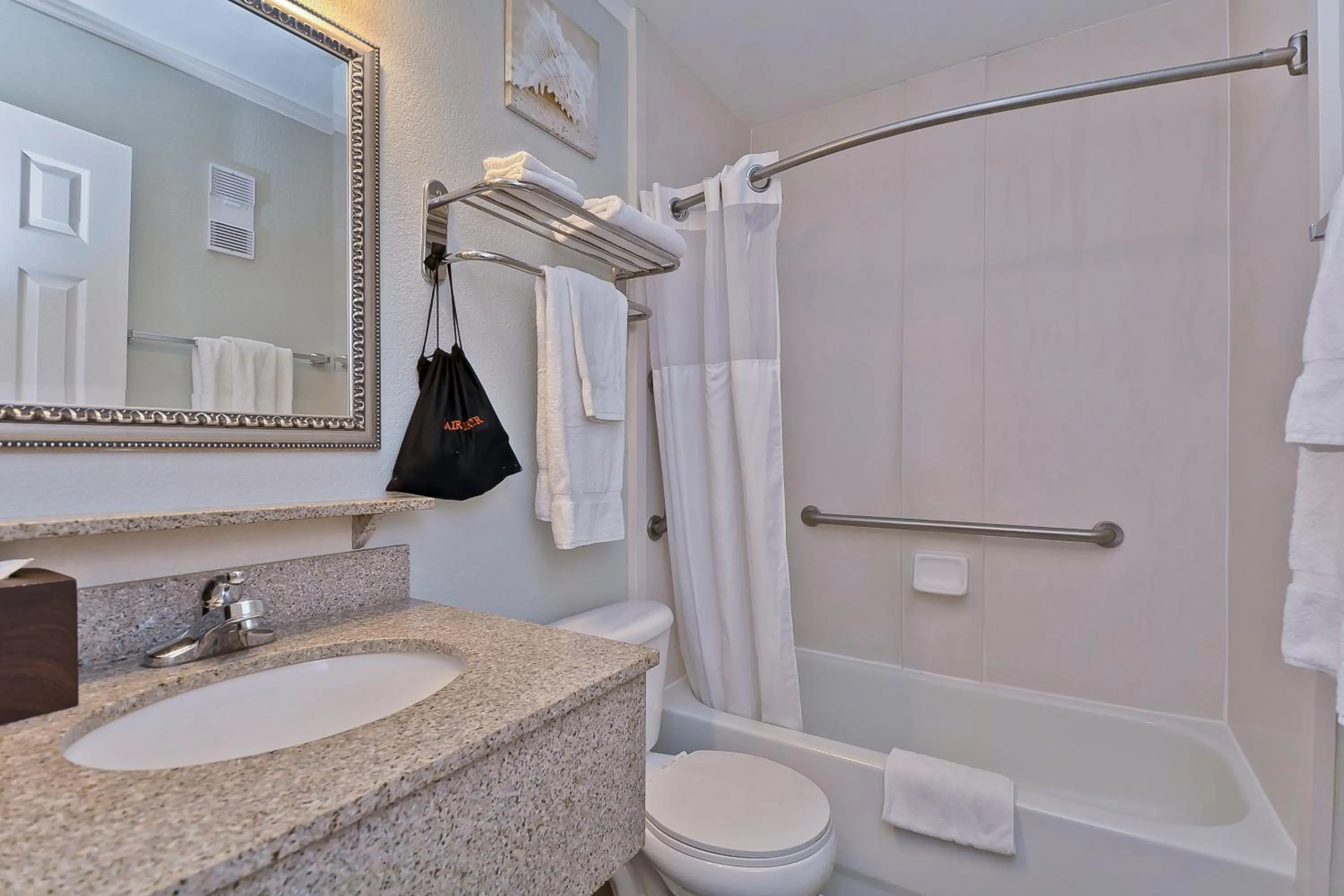 Bathroom in 441-Waterfront, Amazing Views, WIFI, Pool and close to BUCS Stadium