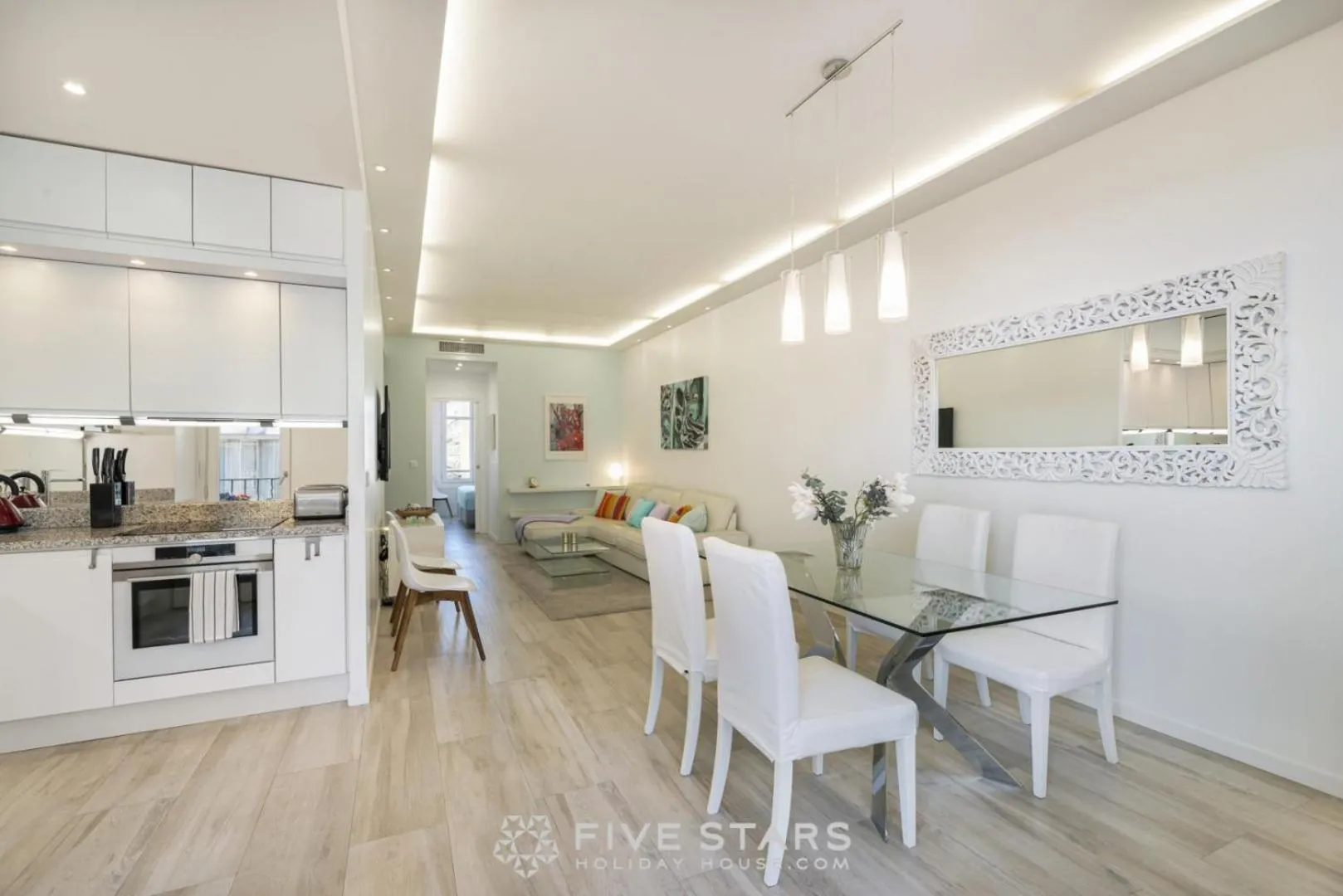 Dining area in Suite Versailles Five Stars Holiday House