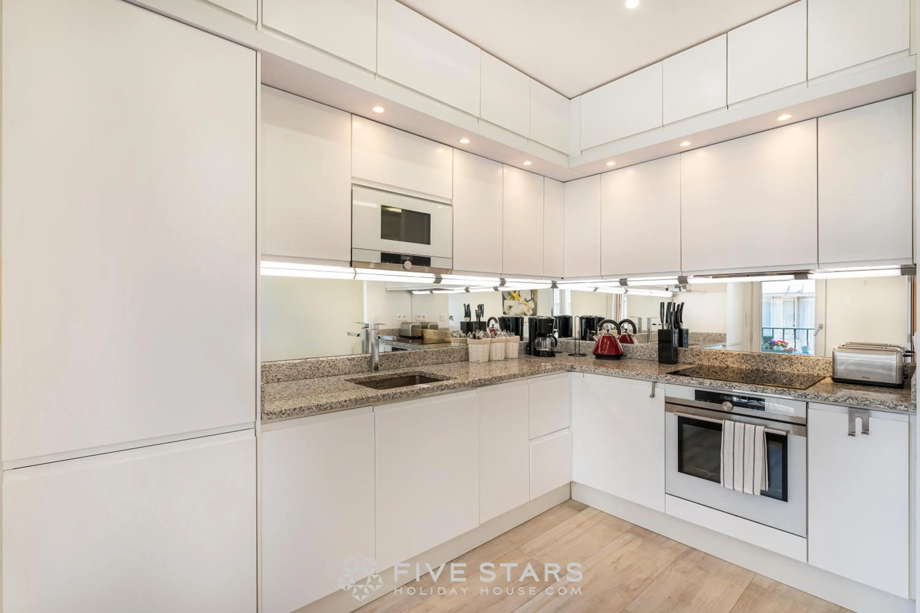 Communal kitchen in Suite Versailles Five Stars Holiday House