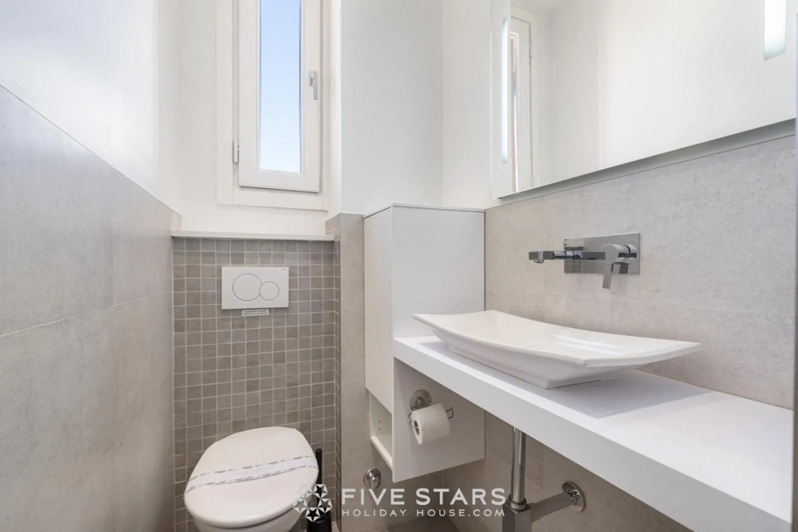Toilet in Suite Versailles Five Stars Holiday House