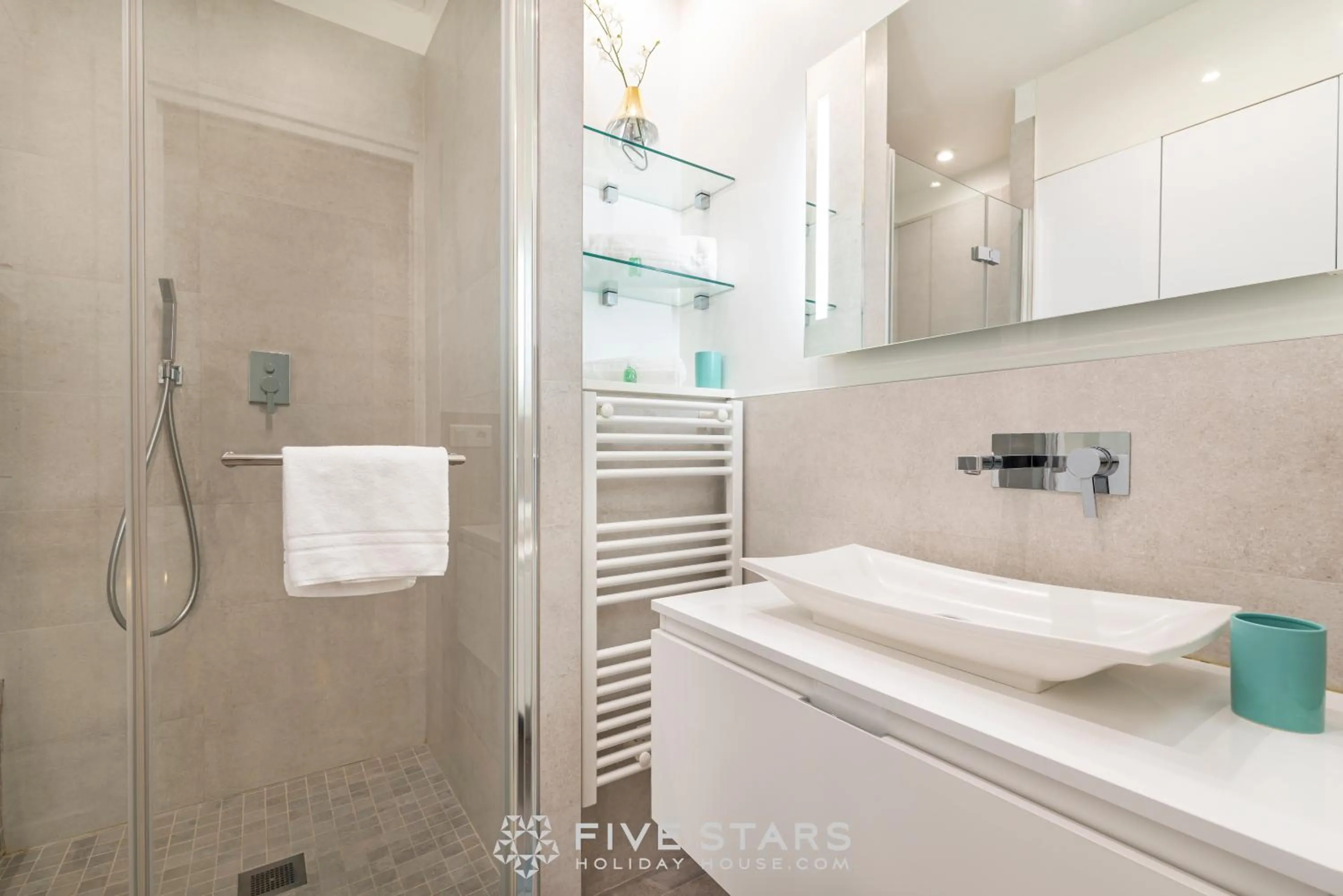 Shower in Suite Versailles Five Stars Holiday House