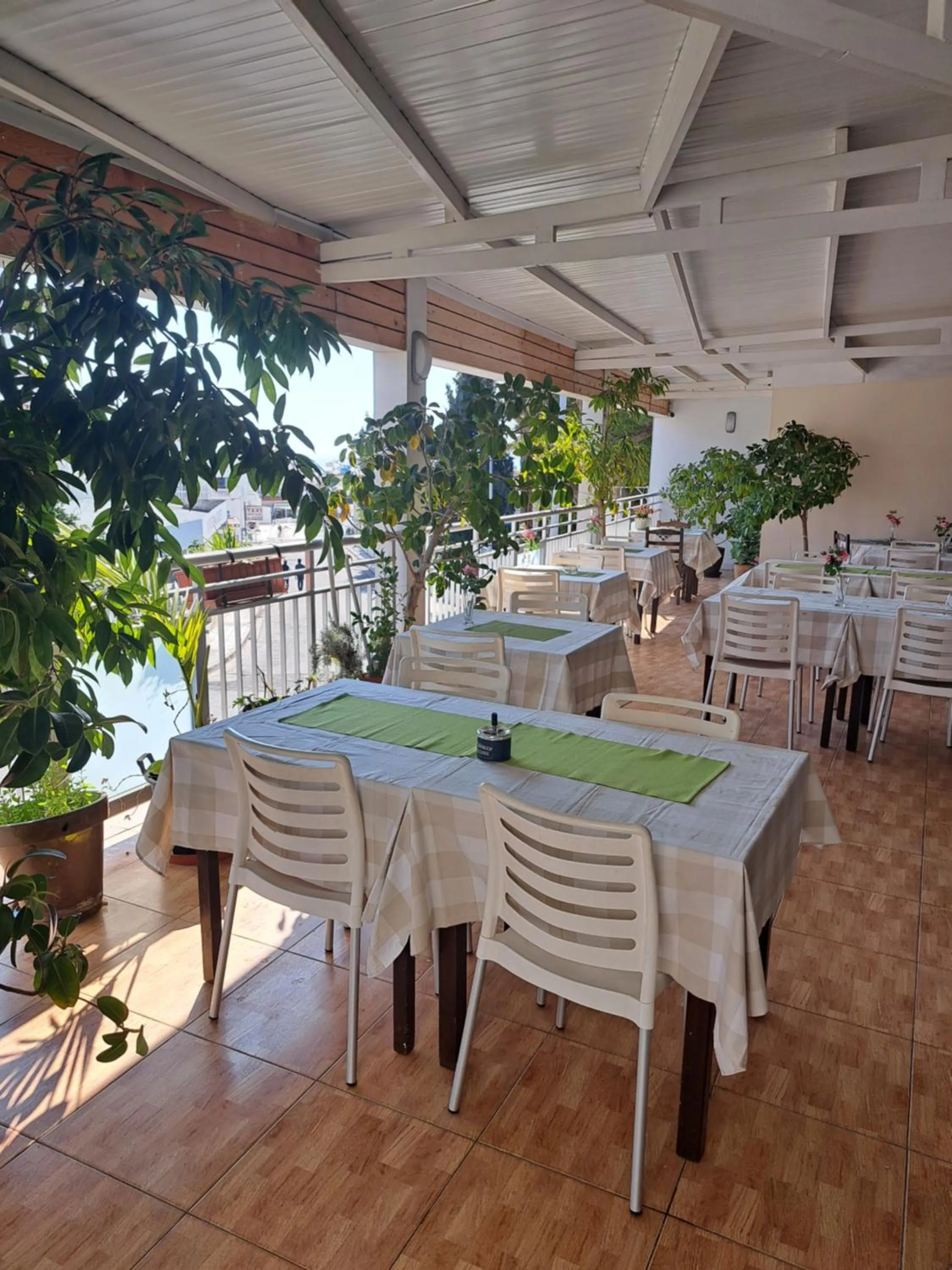 Restaurant/places to eat in Myriama Apartments