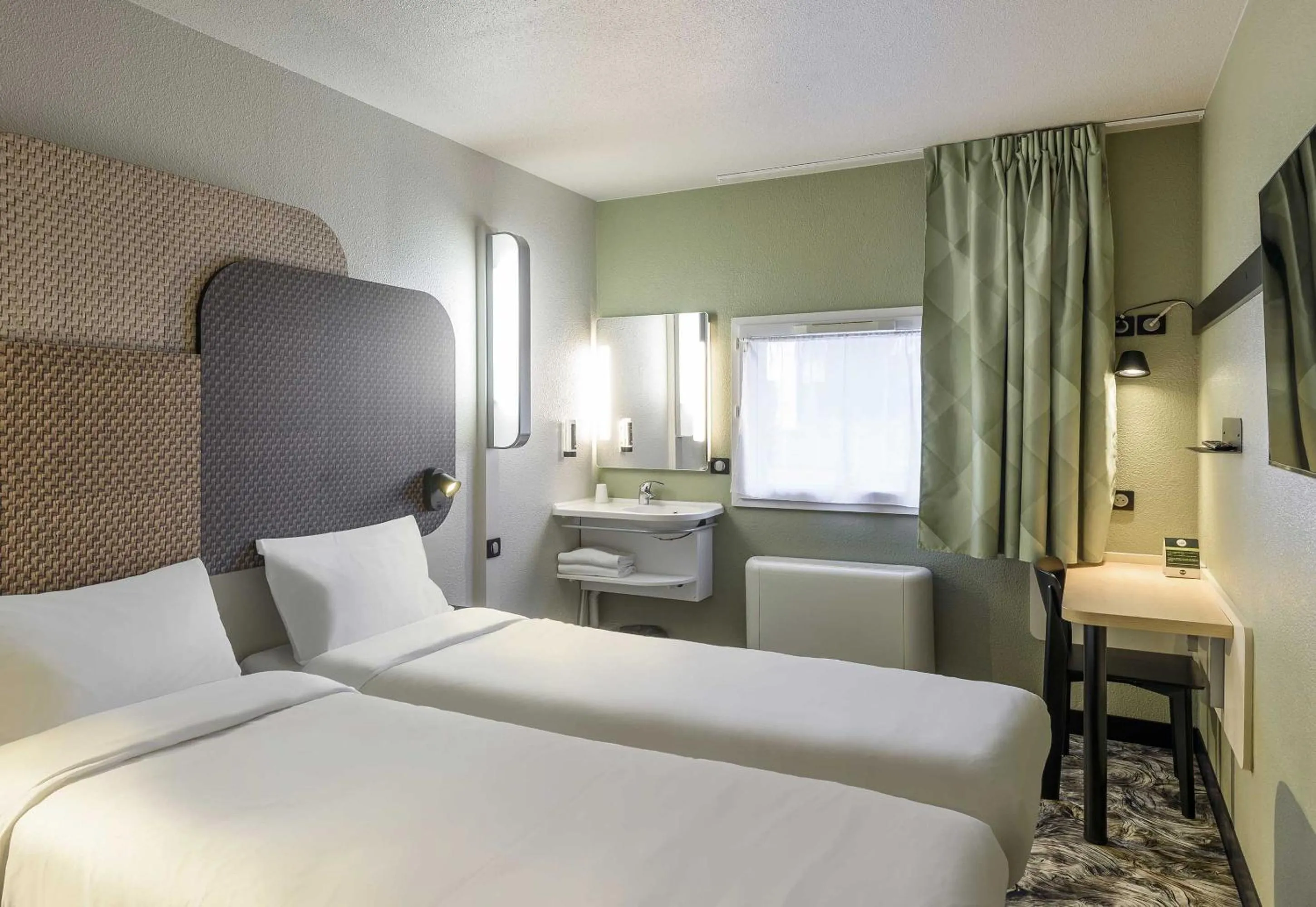 Bed in B&B HOTEL Toulouse Cité de l'Espace Hurel