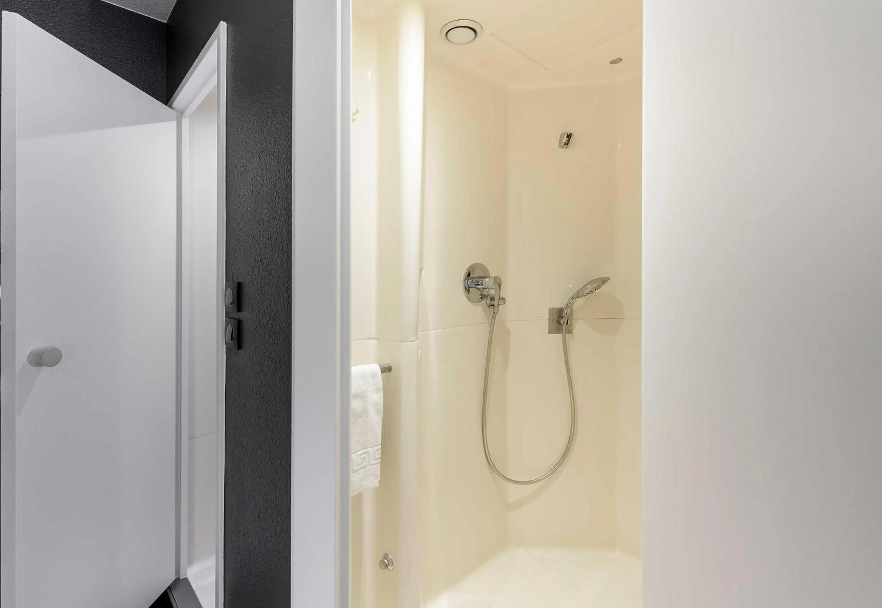 Bathroom in B&B HOTEL Toulouse Cité de l'Espace Hurel