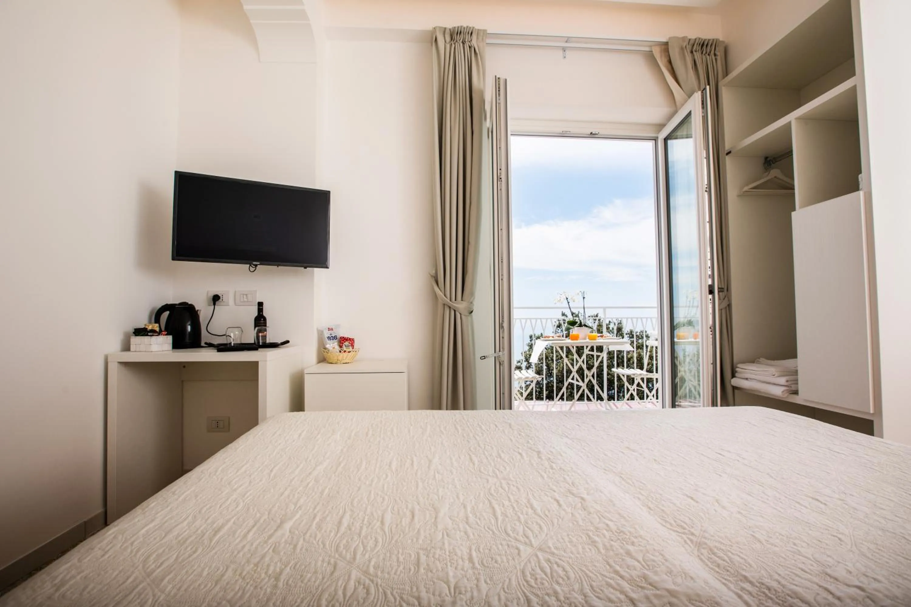 Photo of the whole room in Hotel le Rocce - Agerola, Amalfi Coast