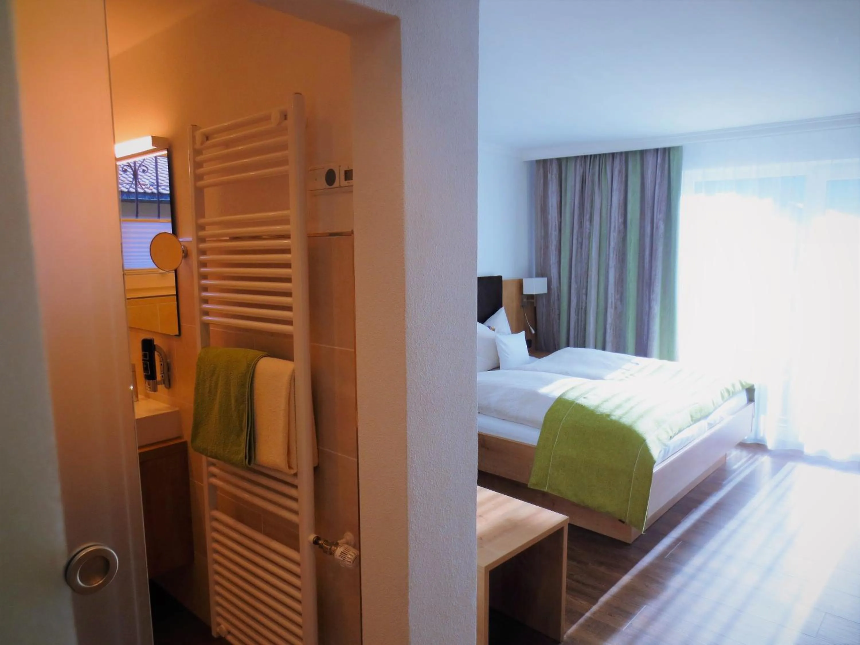 Bathroom, Bed in Hotel Alp Inn - Chiemgaukarte inclusive